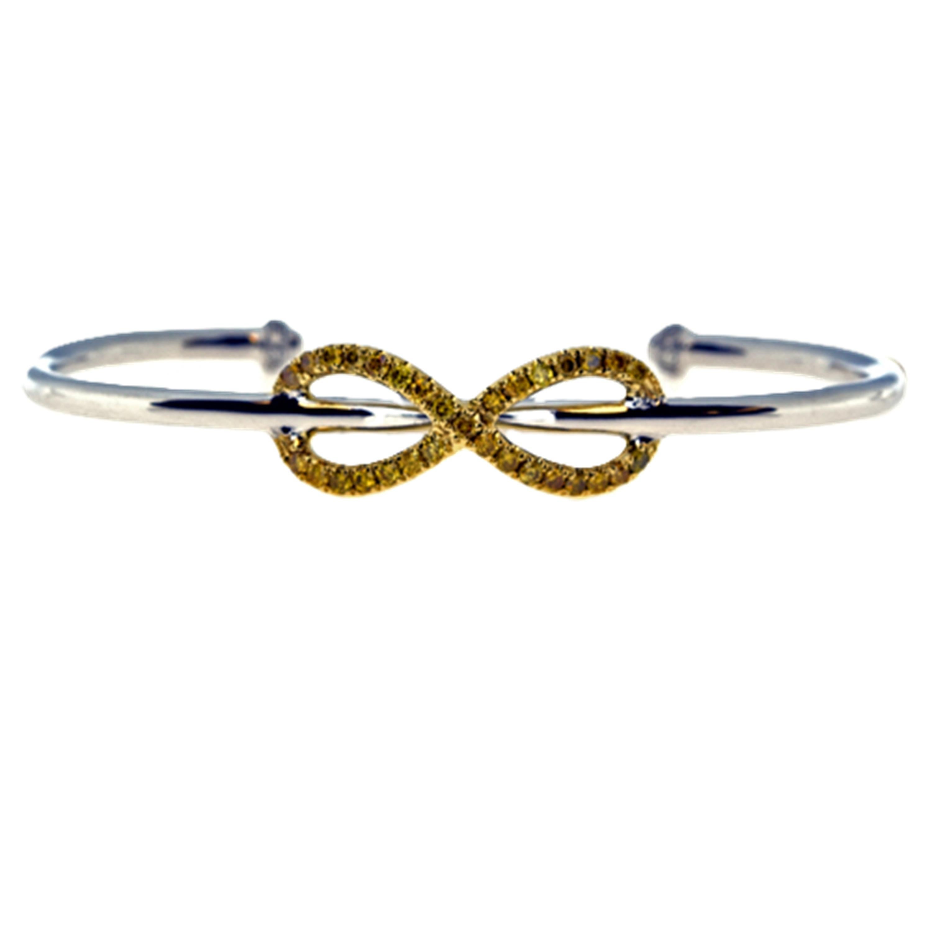 Bracelet en or blanc avec diamant vert de 0,73 carat Pour femmes en vente
