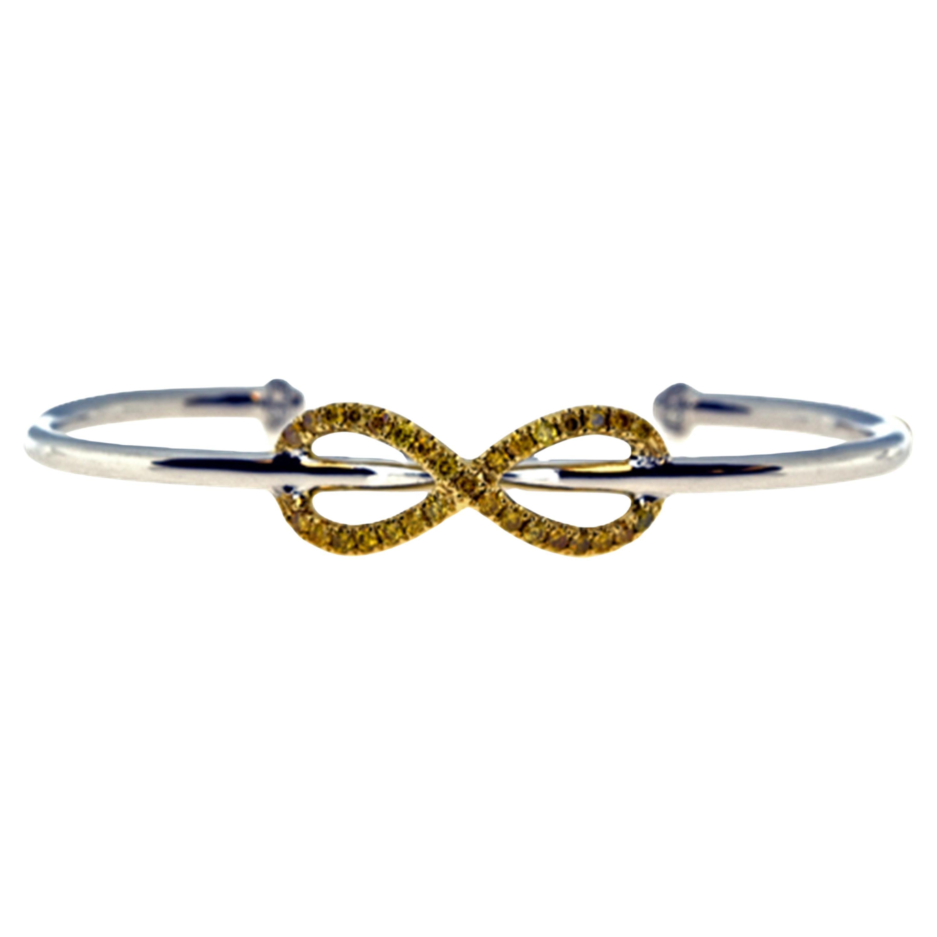 Brazalete de oro blanco con diamante verde de 0,73 quilates