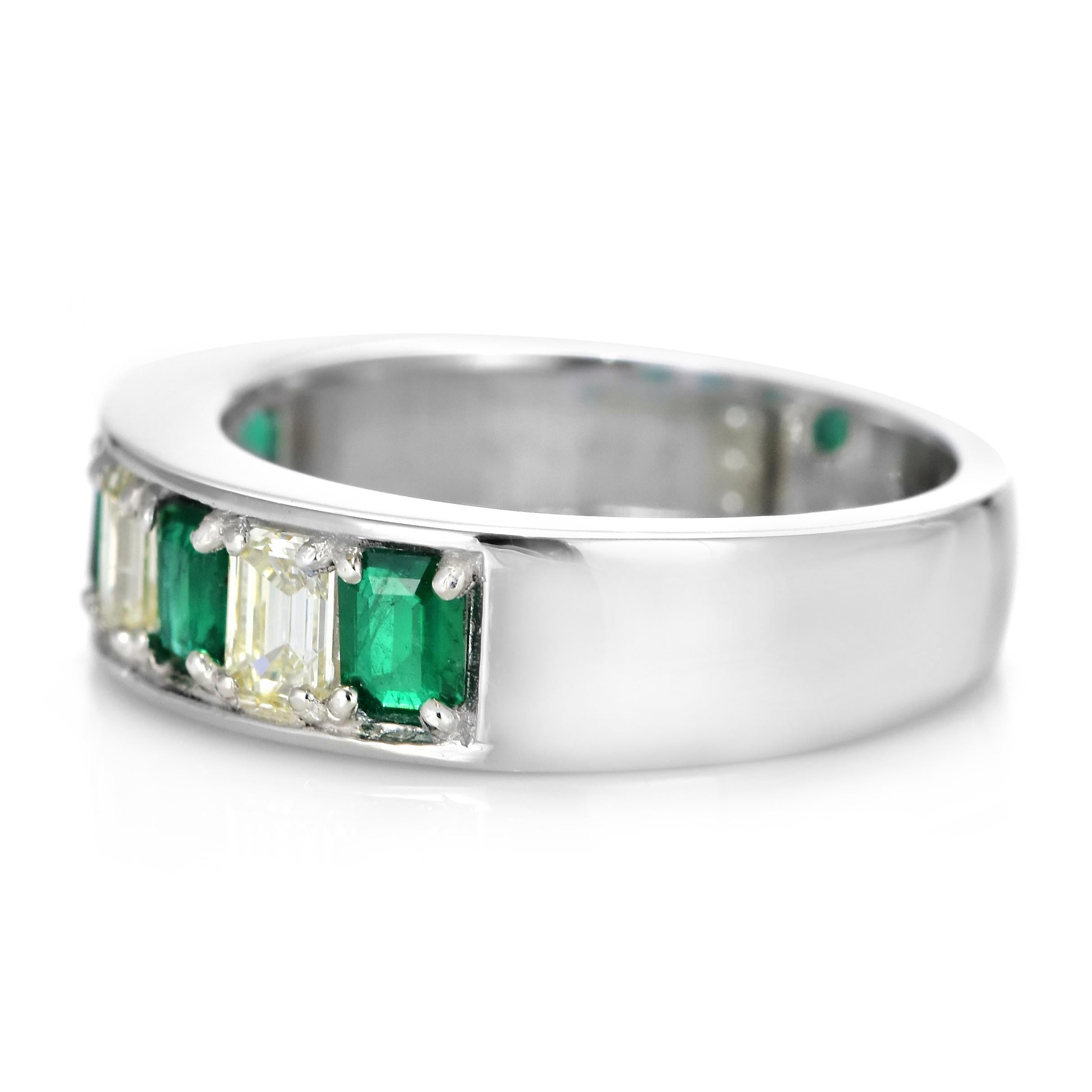 Media alianza de esmeralda natural y diamante de 0,73 quilates en platino en venta 5