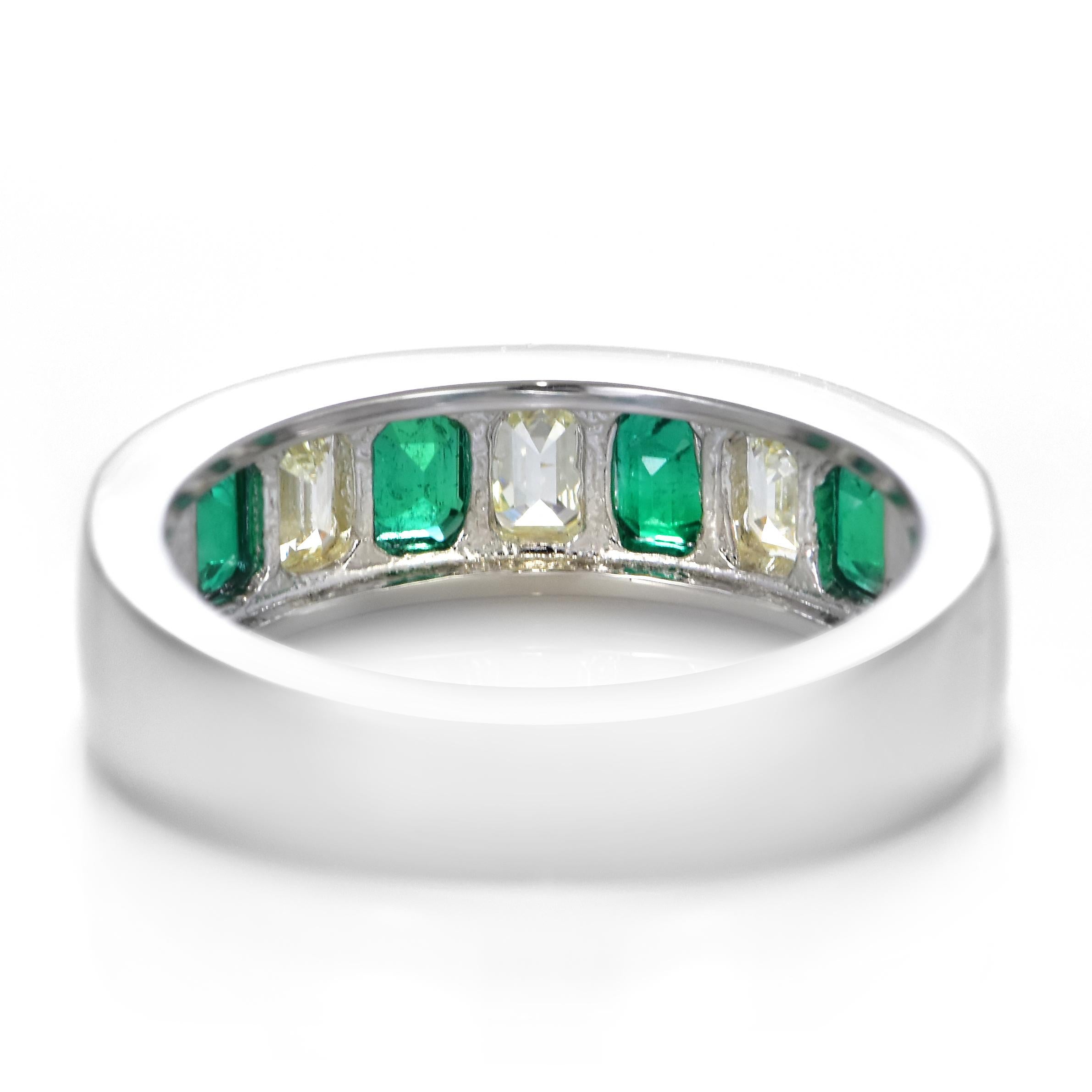 Media alianza de esmeralda natural y diamante de 0,73 quilates en platino en venta 6