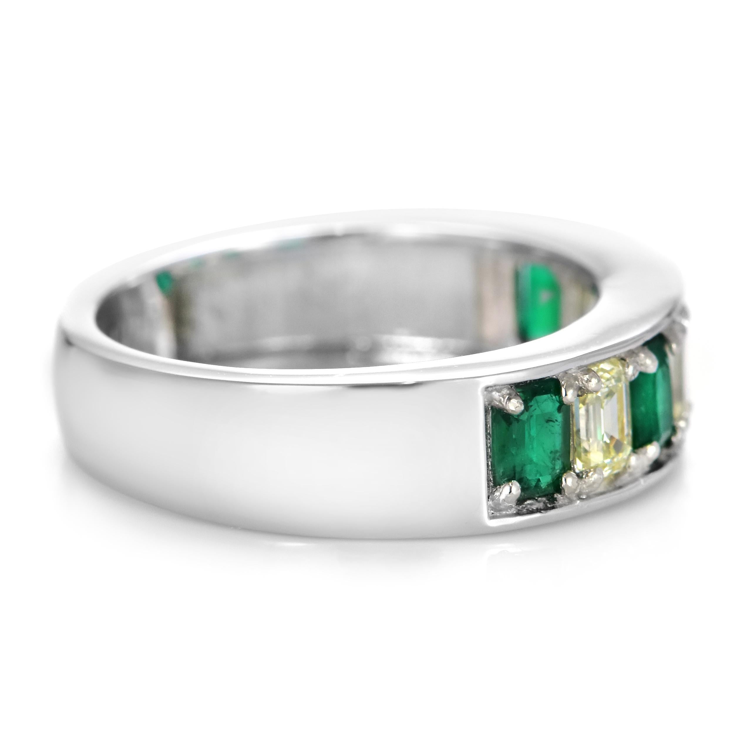 Media alianza de esmeralda natural y diamante de 0,73 quilates en platino en venta 7