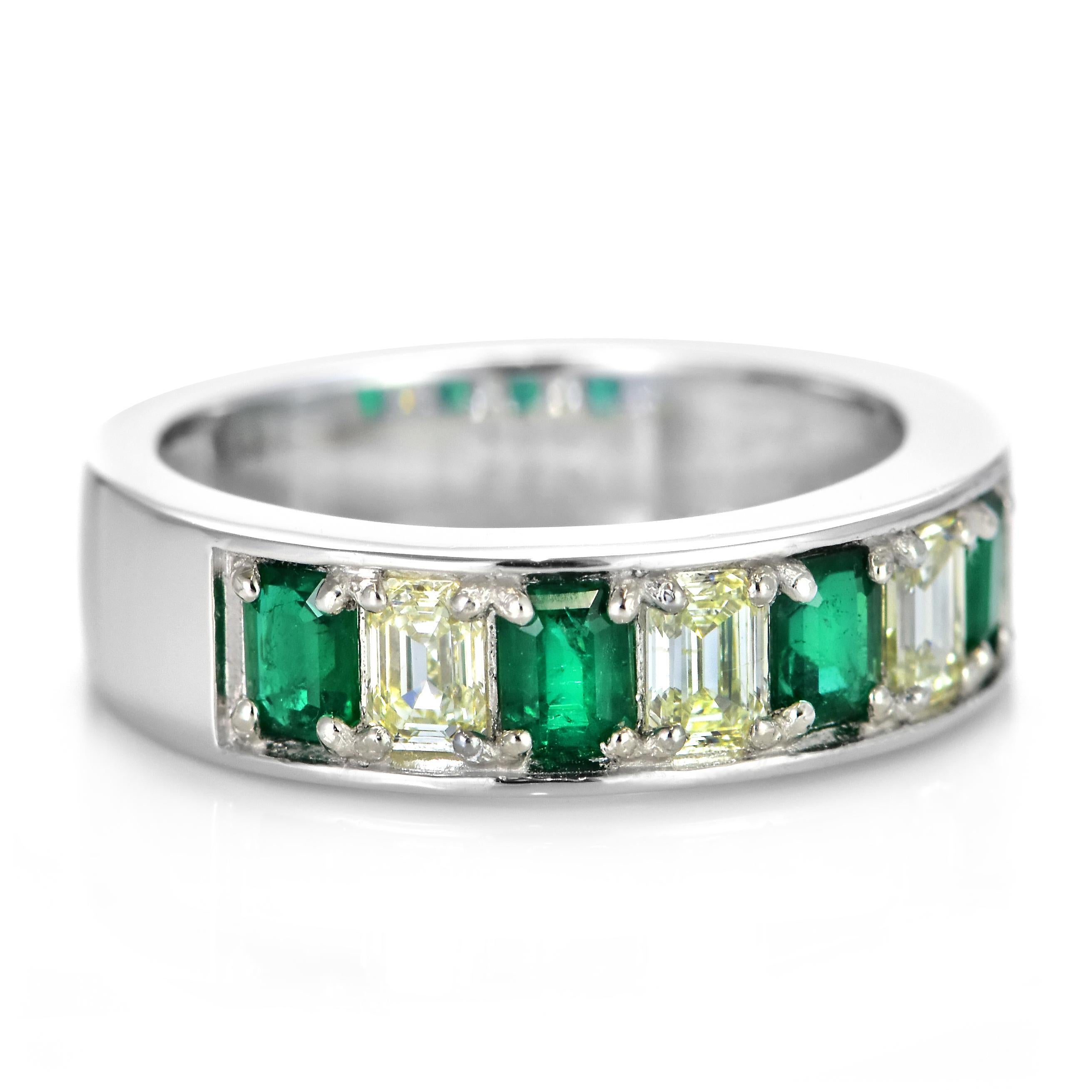 Media alianza de esmeralda natural y diamante de 0,73 quilates en platino en venta 8