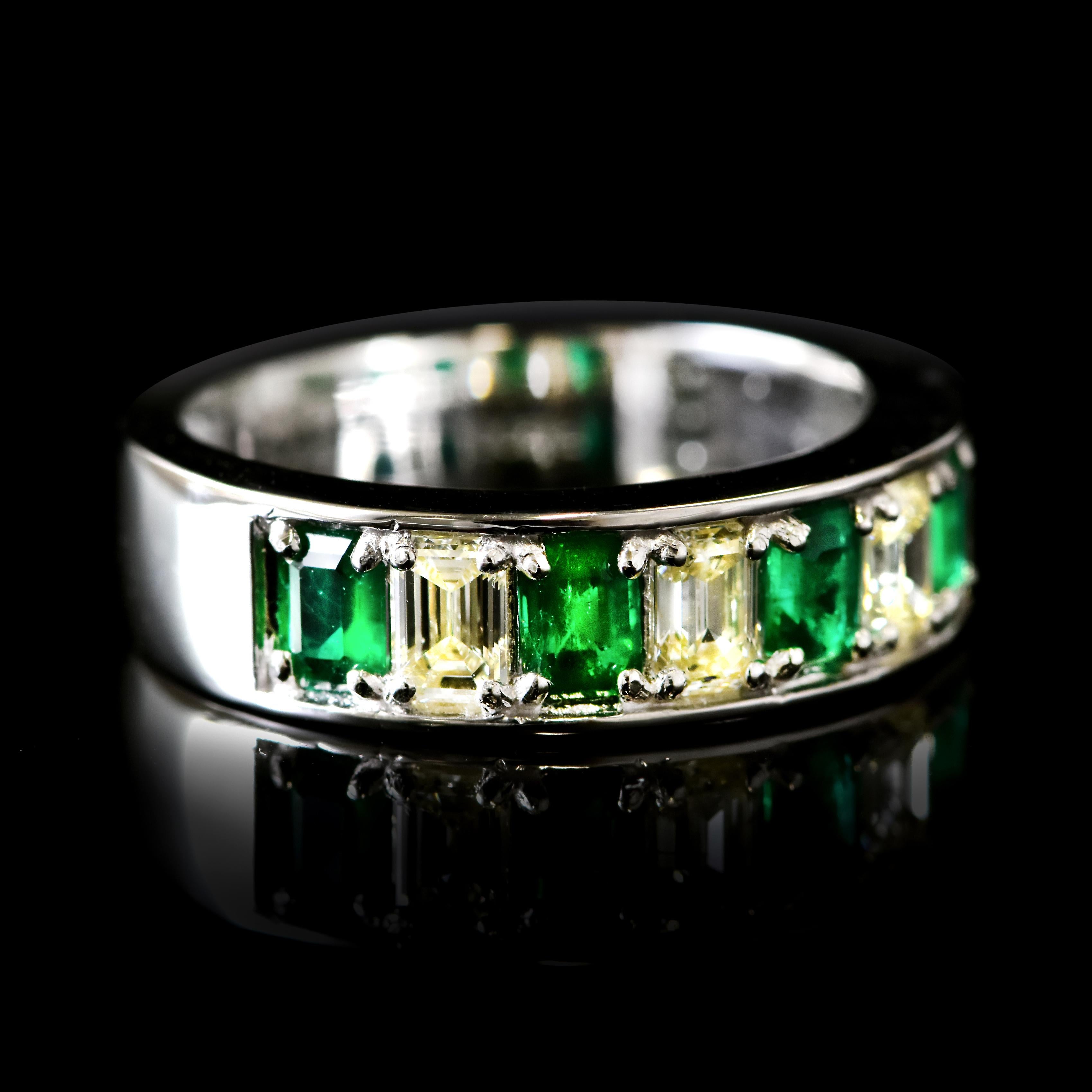 Media alianza de esmeralda natural y diamante de 0,73 quilates en platino en venta 11