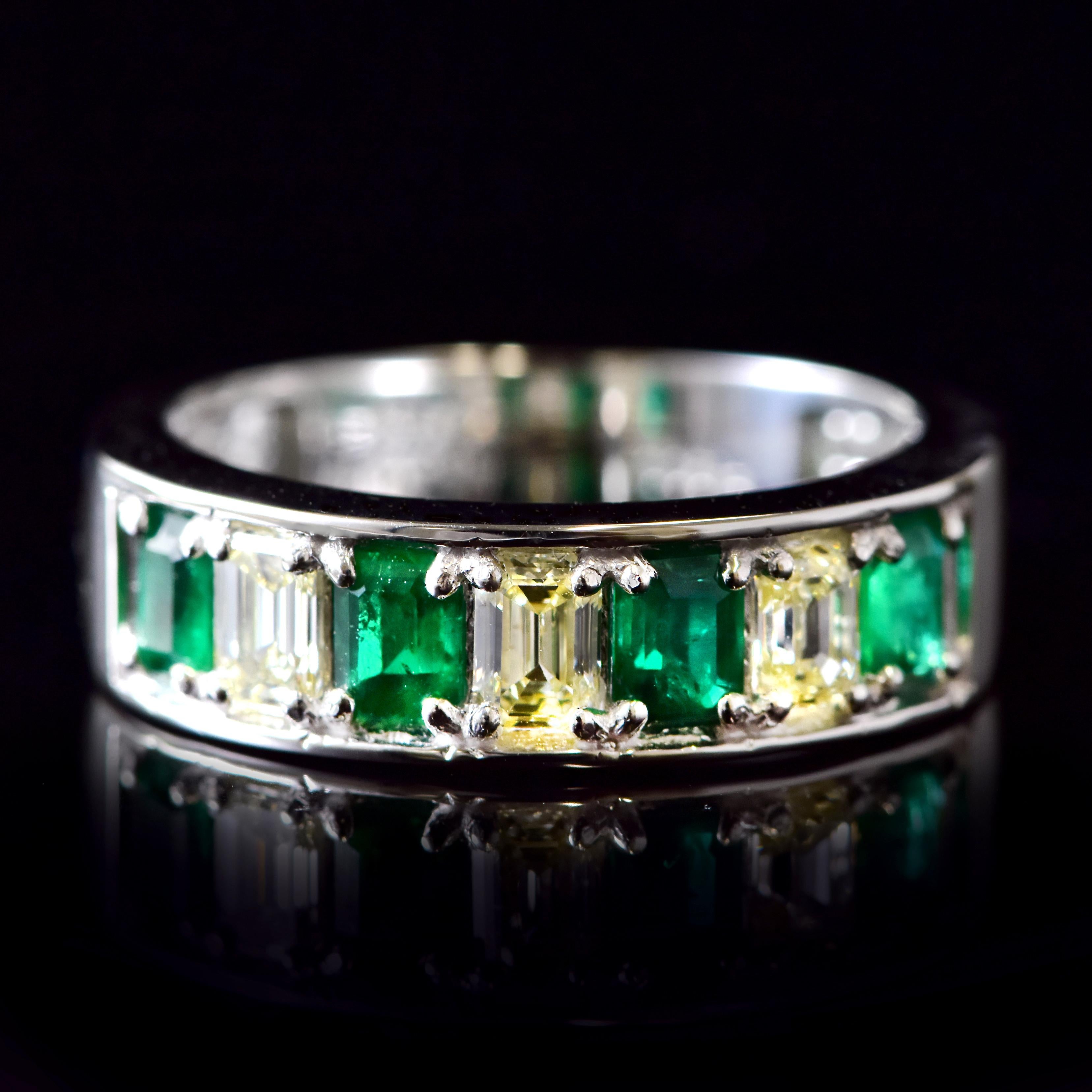 Un impresionante anillo con Esmeraldas Naturales de 0,73 quilates y 0,61 quilates de Acentos de Diamantes engastados en Platino. El verde de la esmeralda se admira desde hace miles de años. Las esmeraldas siempre se han asociado con los paisajes más