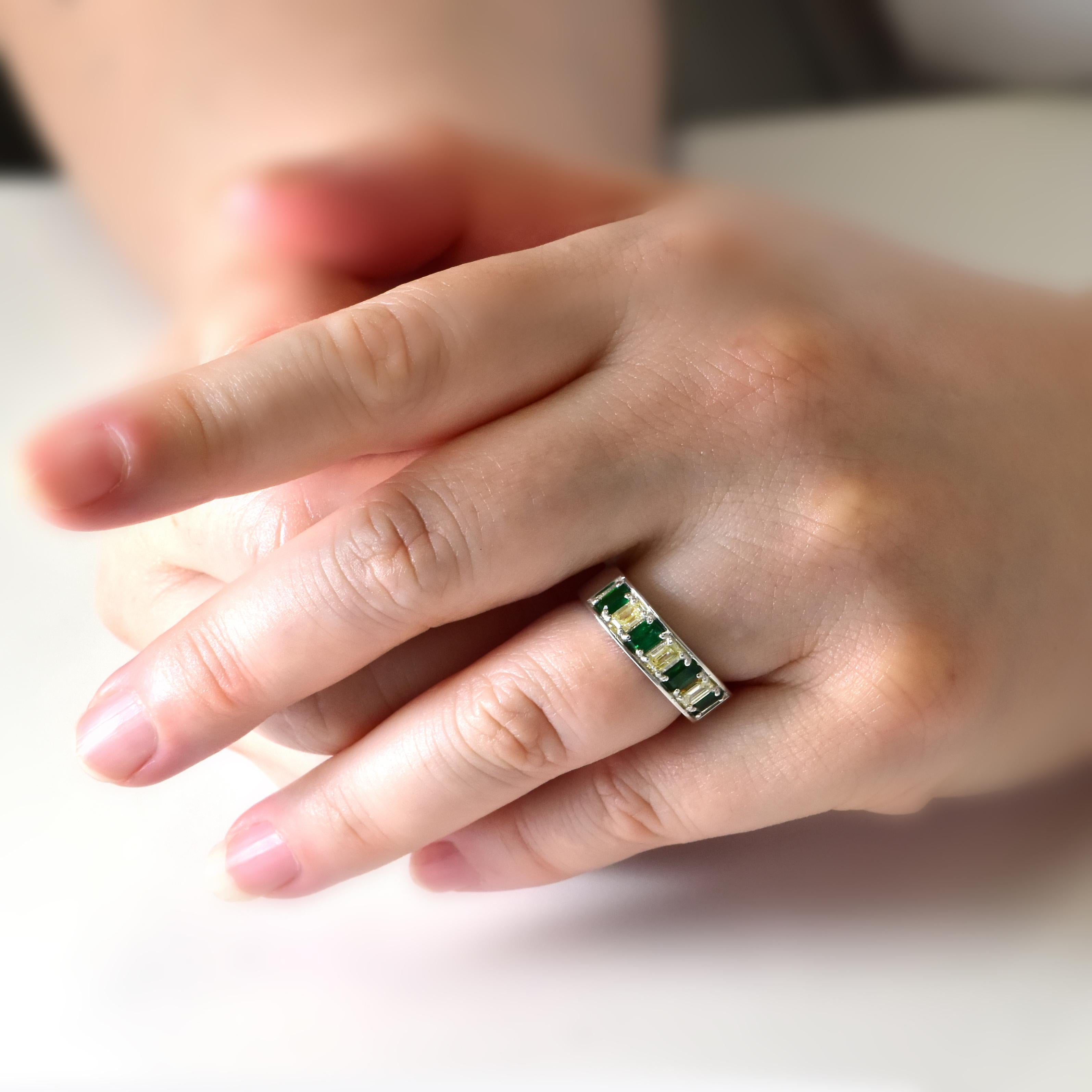 Media alianza de esmeralda natural y diamante de 0,73 quilates en platino Moderno en venta