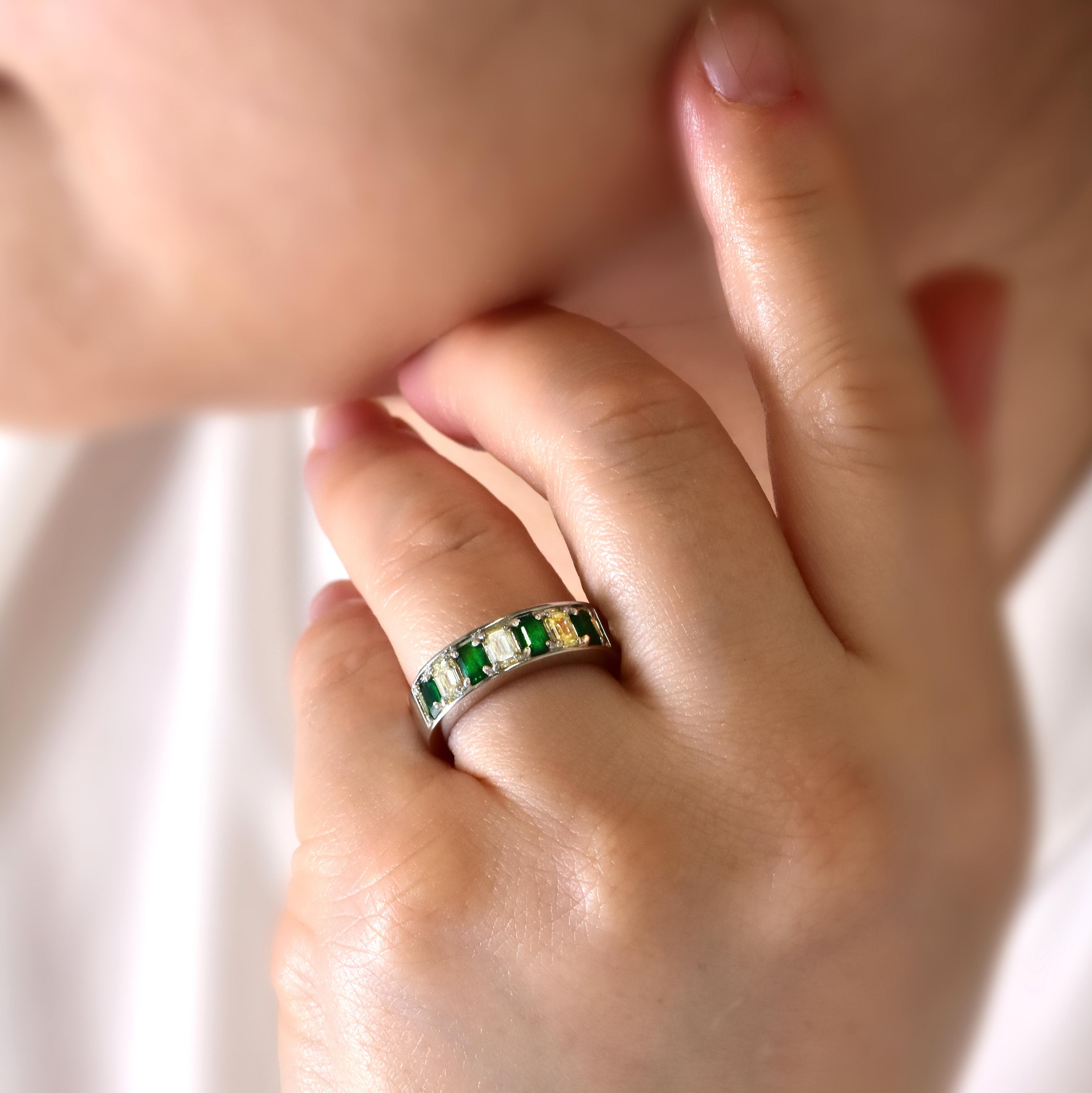 Media alianza de esmeralda natural y diamante de 0,73 quilates en platino Corte esmeralda en venta