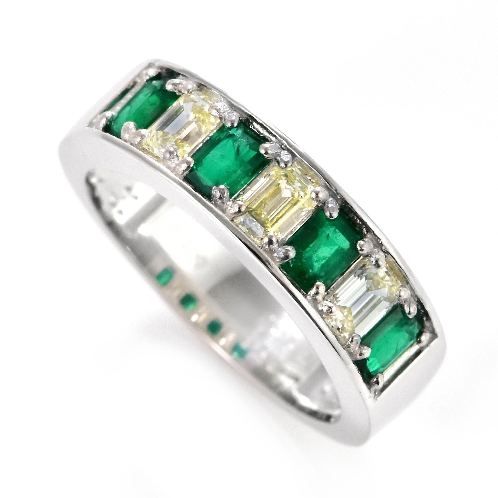 Media alianza de esmeralda natural y diamante de 0,73 quilates en platino en Nuevo estado para la venta en Tokyo, JP