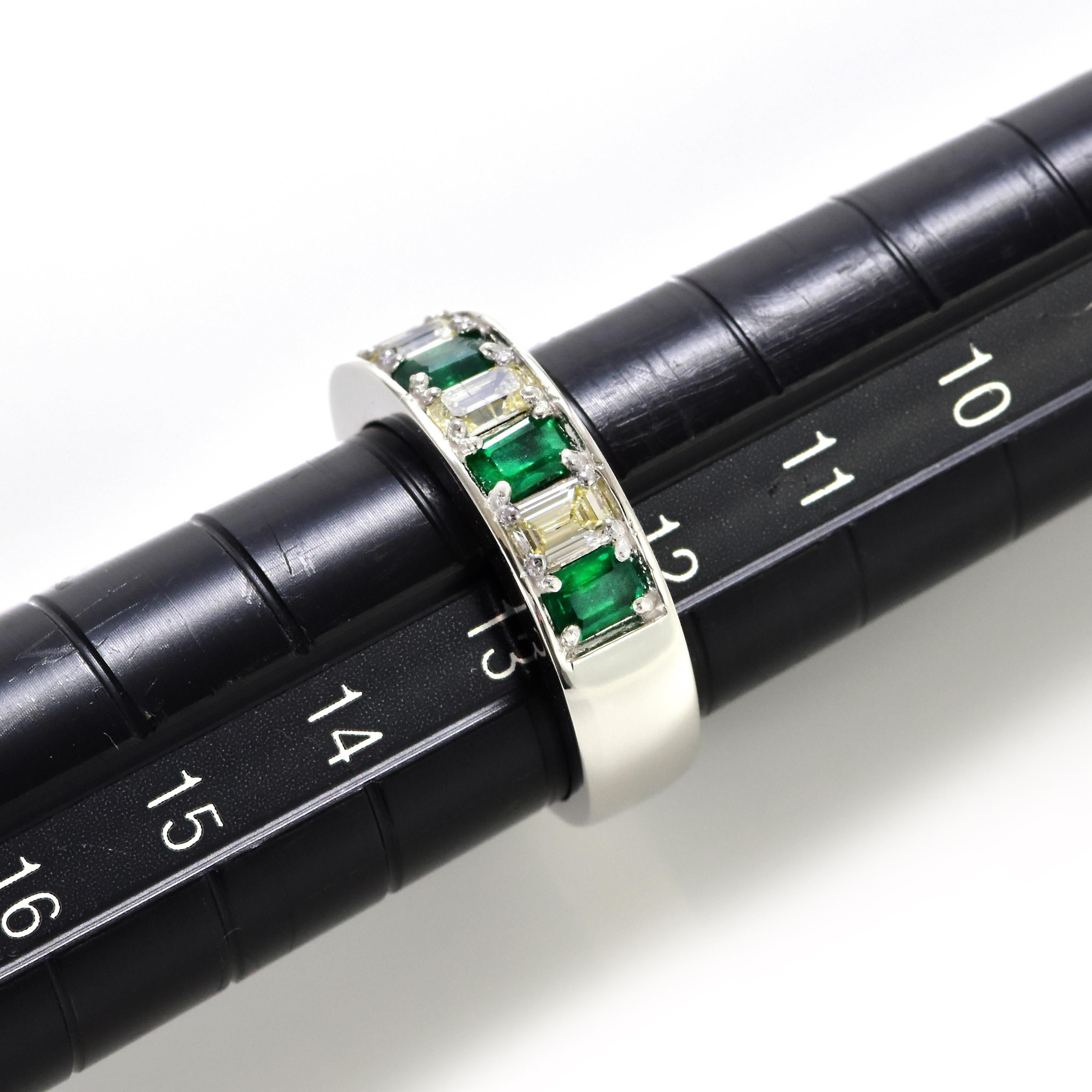 De las mujeres Media alianza de esmeralda natural y diamante de 0,73 quilates en platino en venta