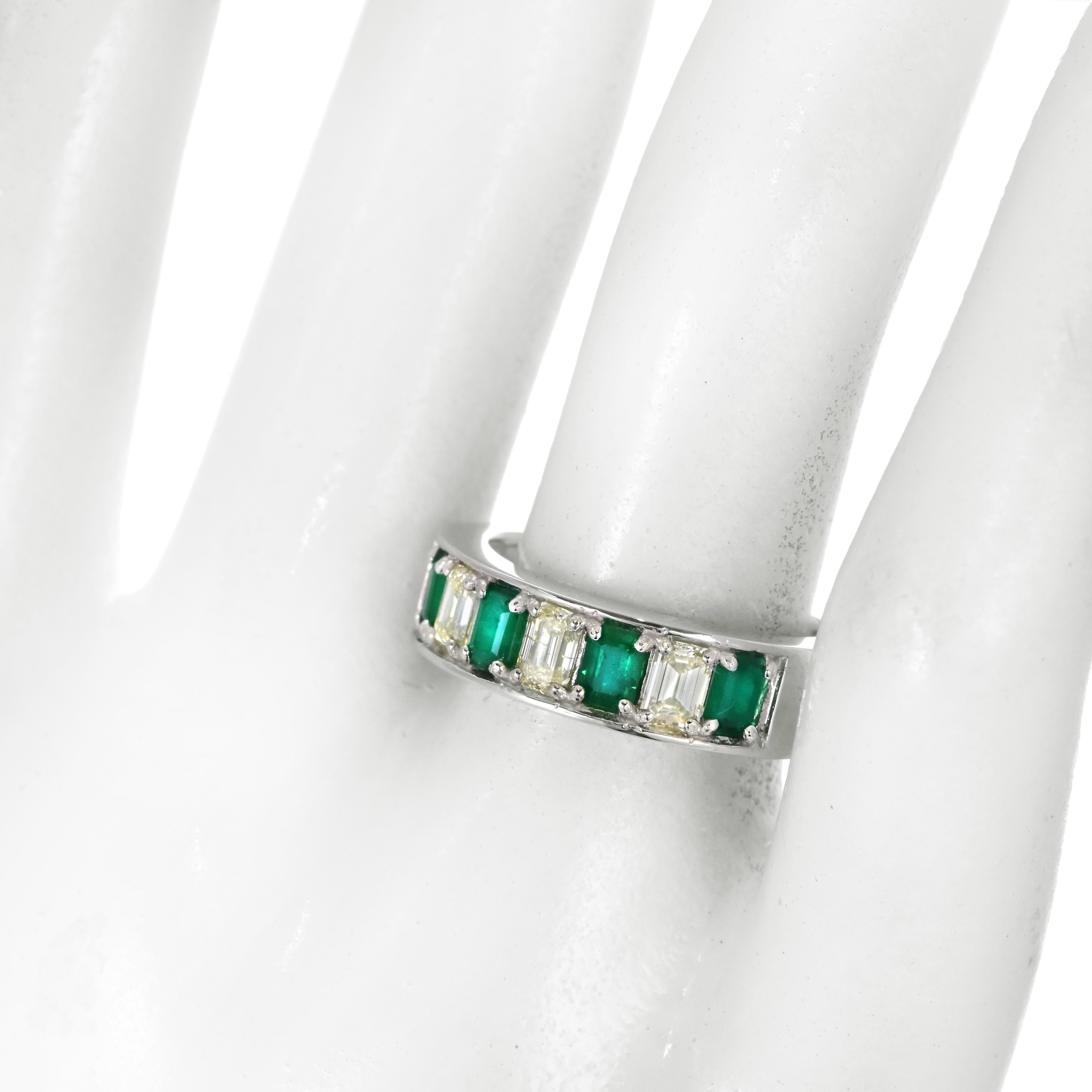 Media alianza de esmeralda natural y diamante de 0,73 quilates en platino en venta 1