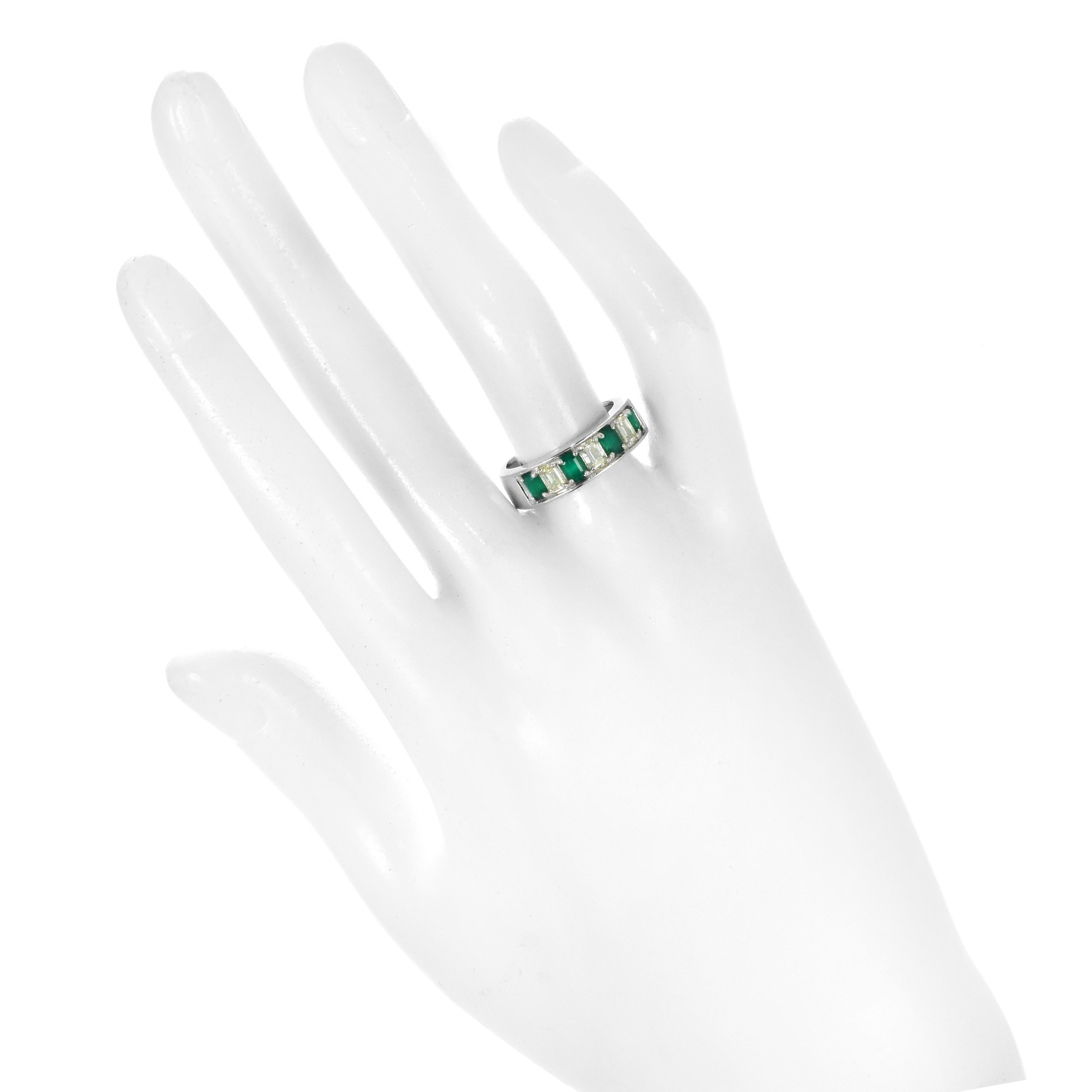 Media alianza de esmeralda natural y diamante de 0,73 quilates en platino en venta 2