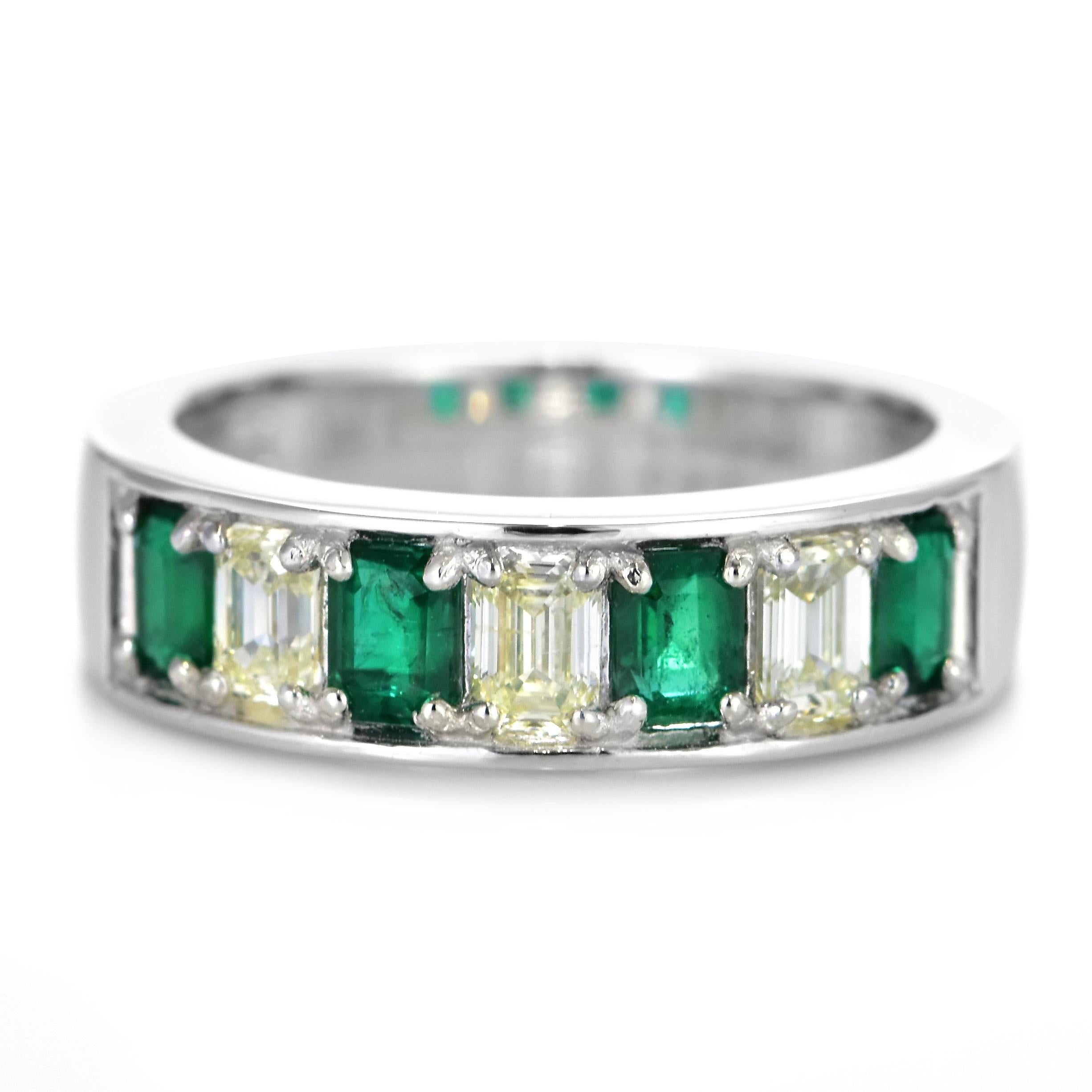 Media alianza de esmeralda natural y diamante de 0,73 quilates en platino en venta 3