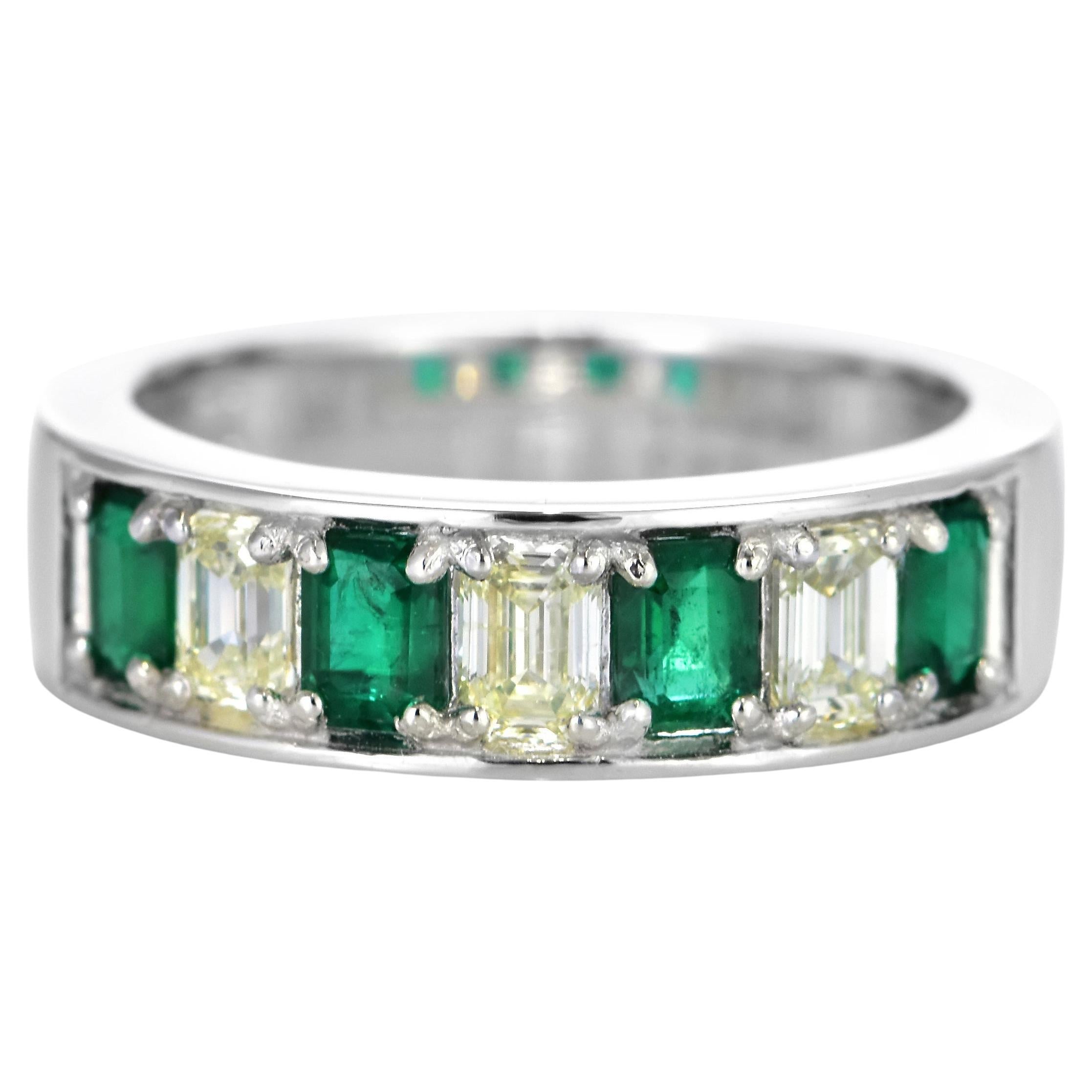 0,73 Karat natürlicher Smaragd und Diamant halber Ewigkeitsring aus Platin
