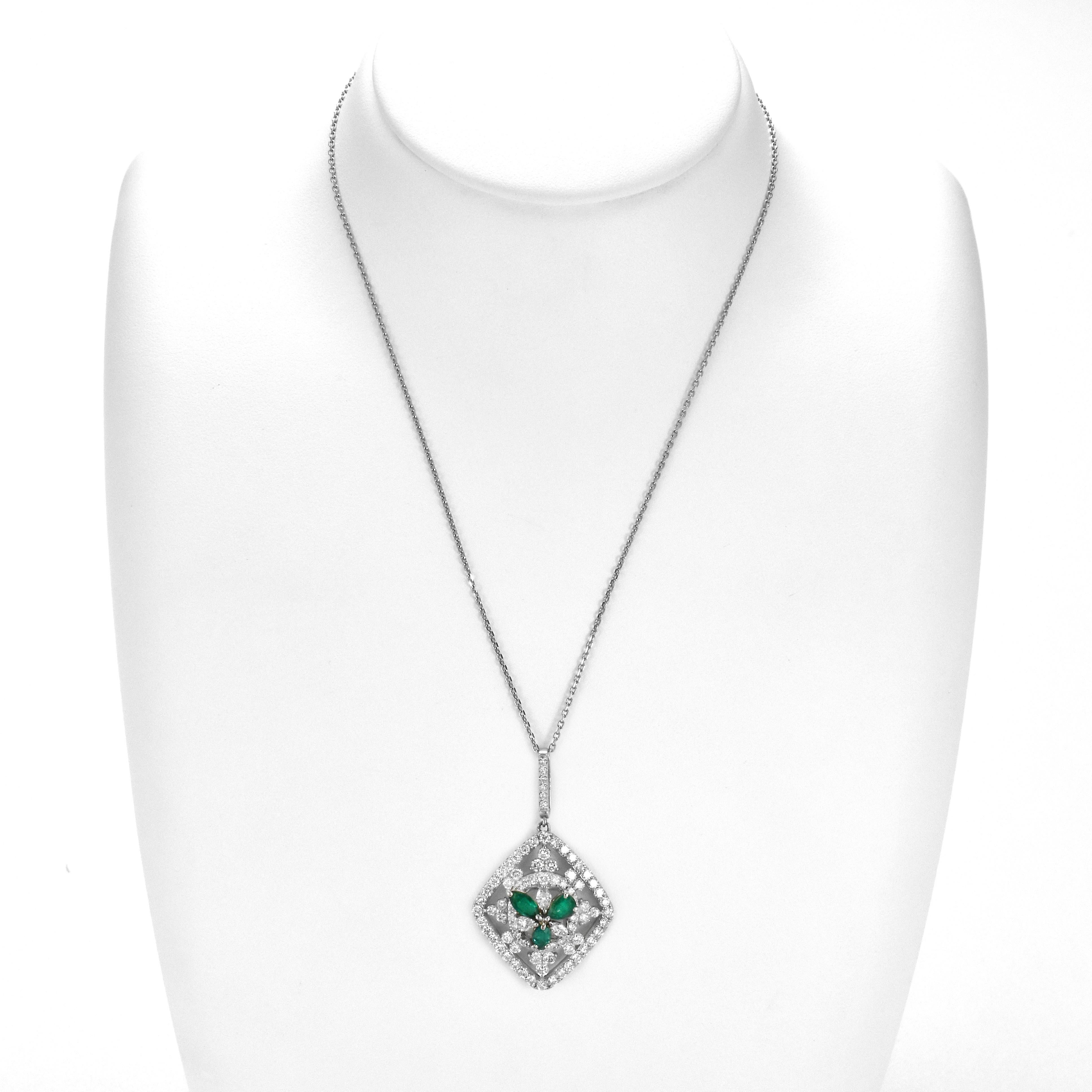Cette magnifique bague est ornée d'une émeraude naturelle de 0,73 carats et de 1,90 carats de diamants sertis dans du platine. Les gens admirent le vert de l'émeraude depuis des milliers d'années. Les émeraudes ont toujours été associées aux