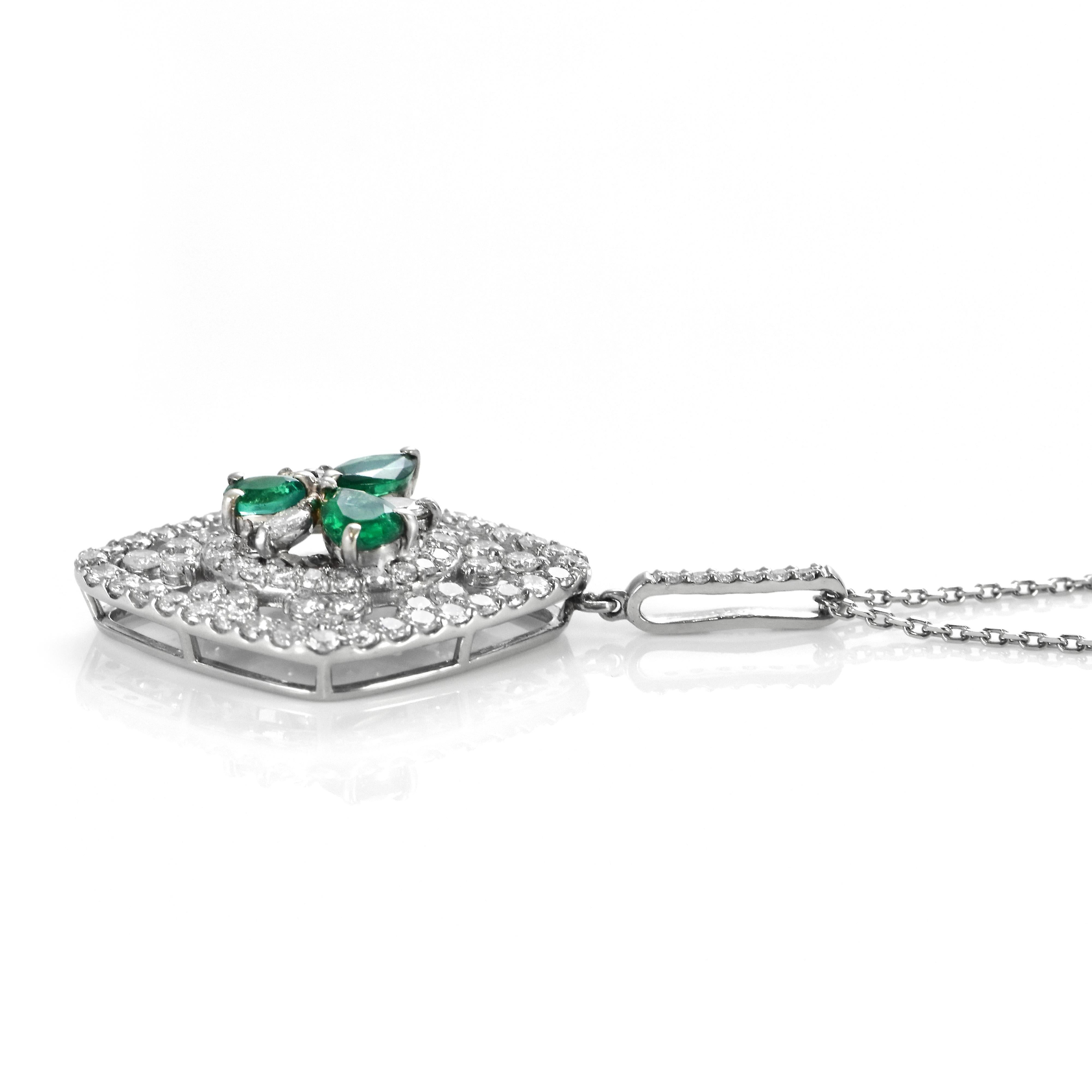 Pendentif en platine de 0,73 carat d'émeraude colombienne naturelle de couleur vert vif Neuf - En vente à Tokyo, JP