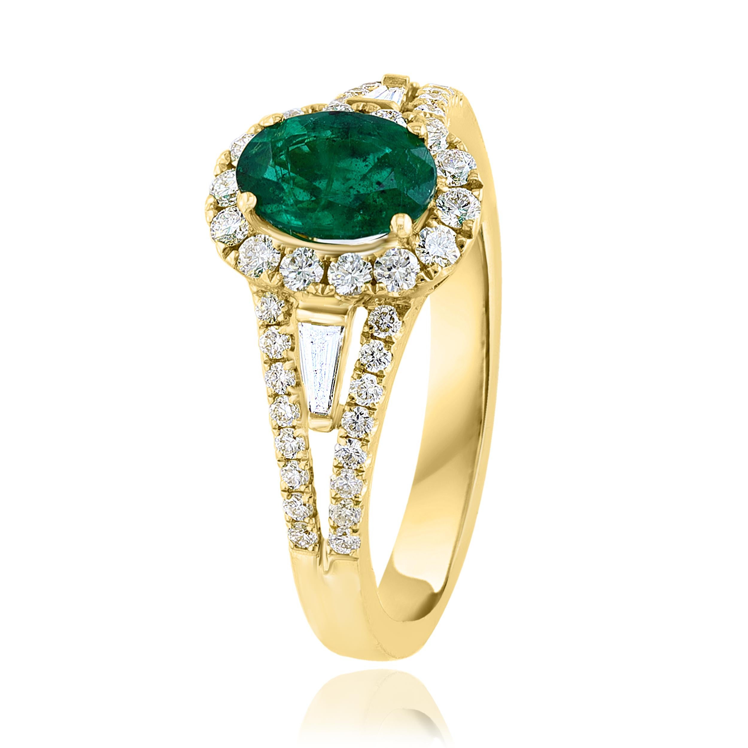 Contemporary 0.73 Carat Oval Cut Emerald and Diamond Ring in 18k Yellow Gold For Sale