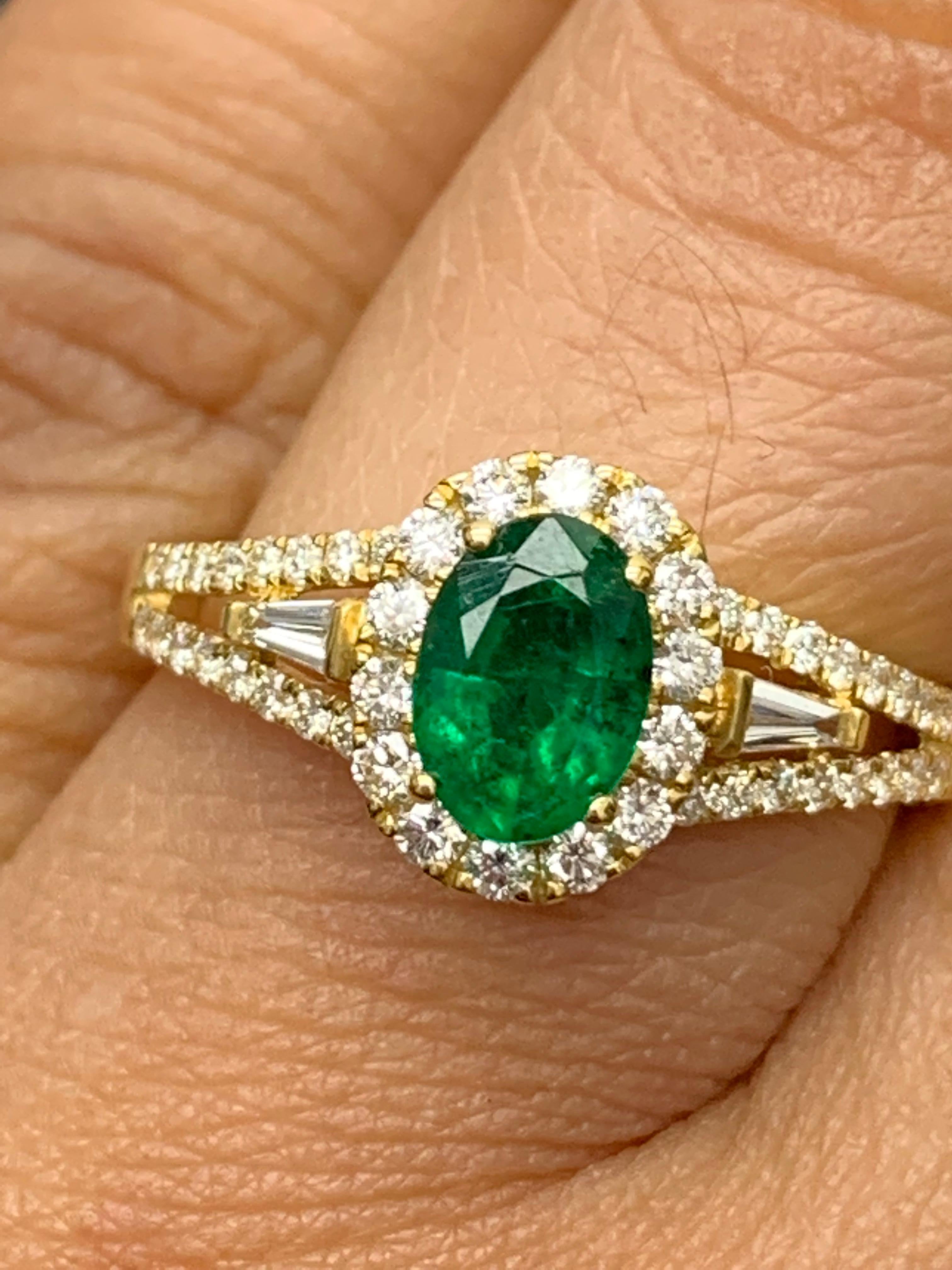 0.73 Carat Oval Cut Emerald and Diamond Ring in 18k Yellow Gold In New Condition For Sale In NEW YORK, NY