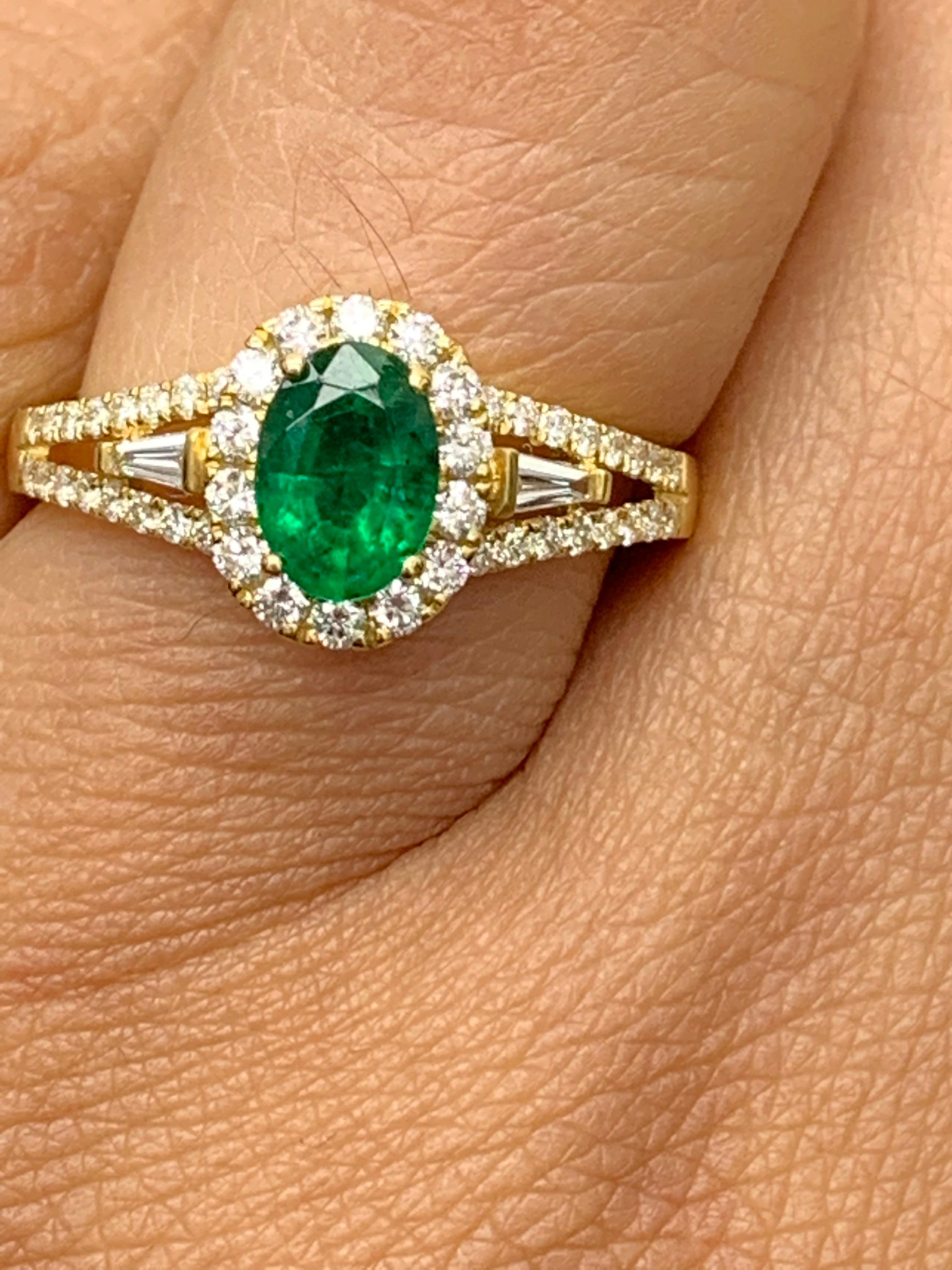 Women's 0.73 Carat Oval Cut Emerald and Diamond Ring in 18k Yellow Gold For Sale