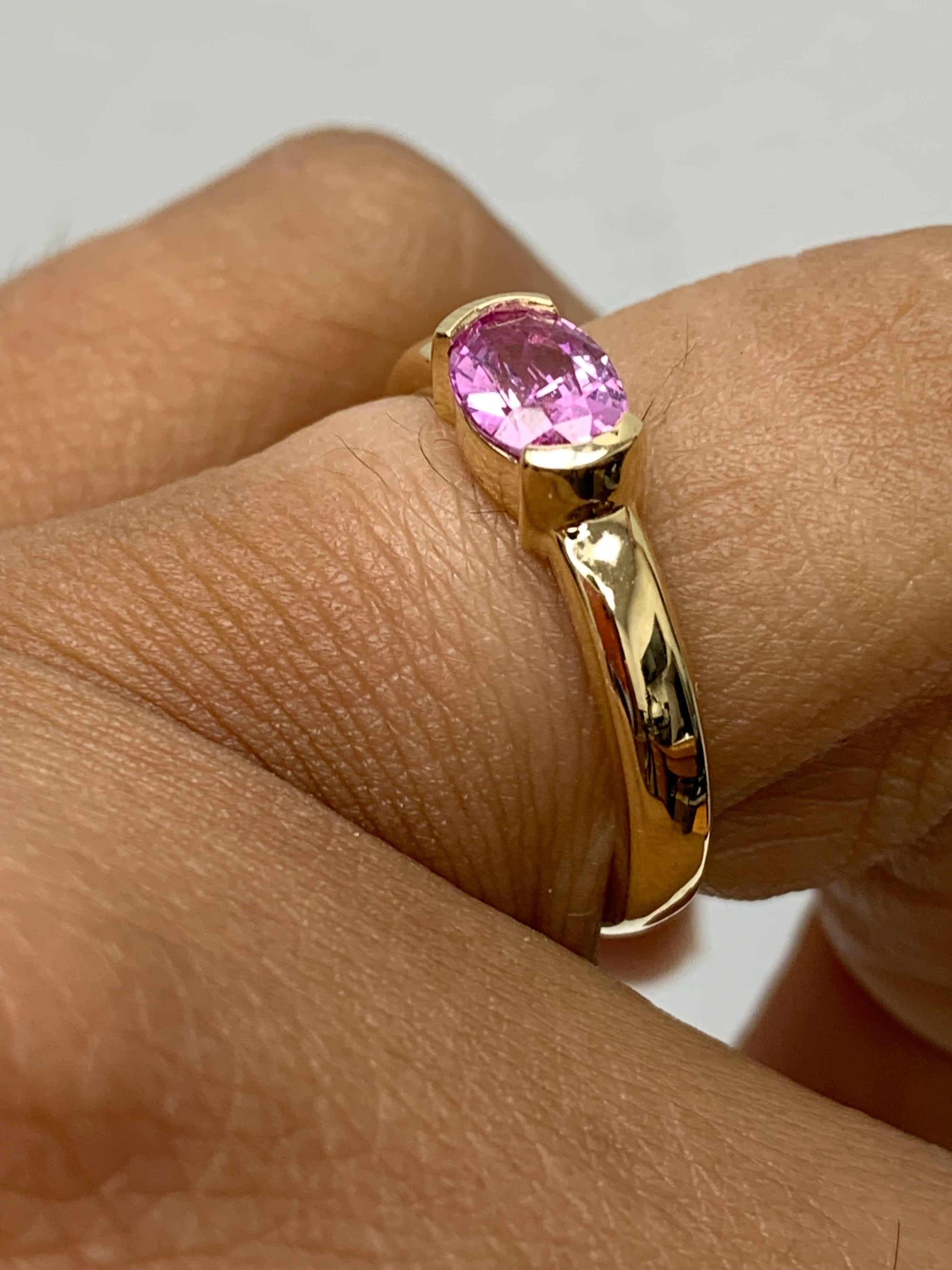 Modern 0.73 Carat Oval Cut Pink Sapphire Band Ring in 14K Yellow Gold For Sale