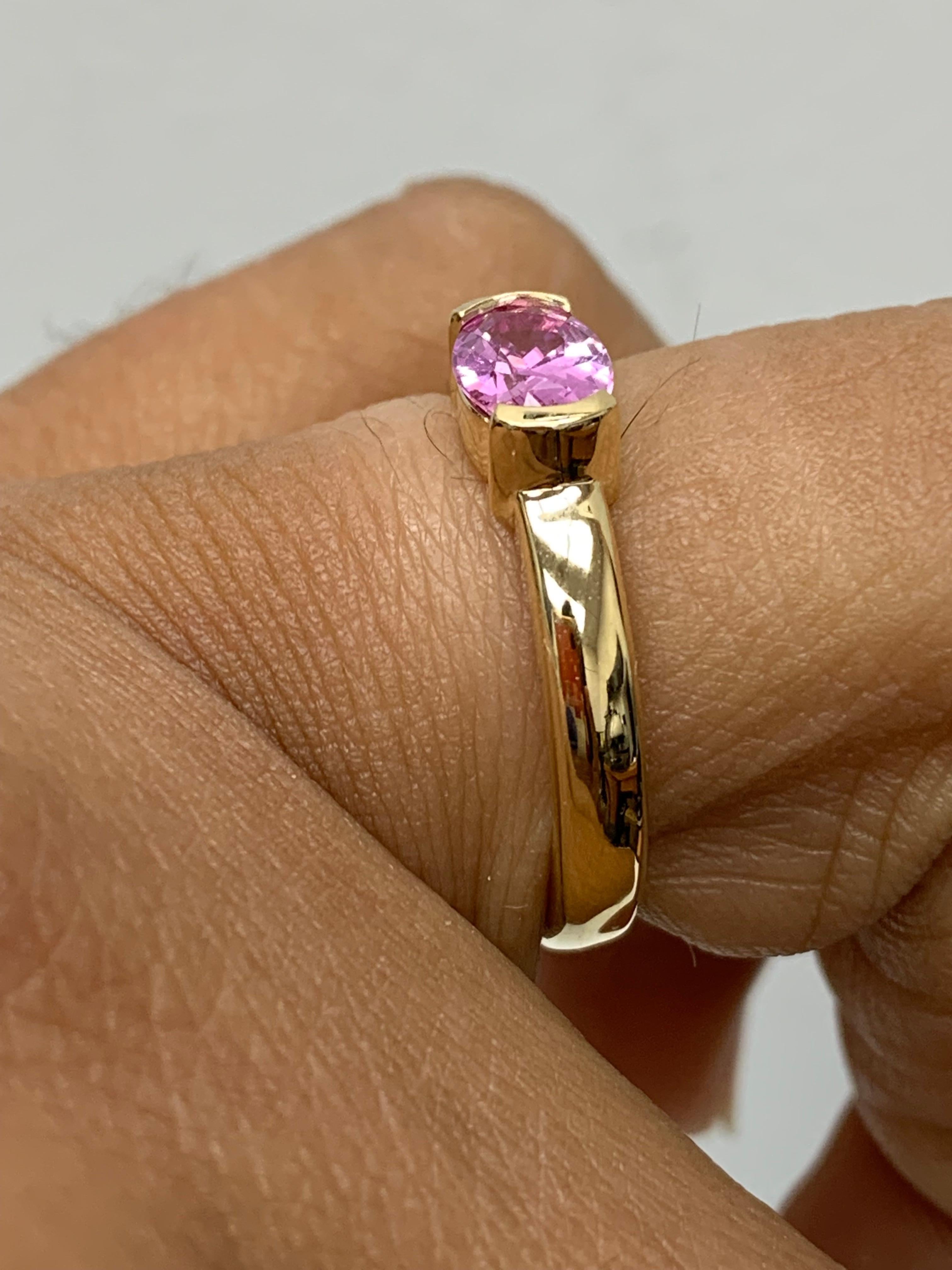 0.73 Carat Oval Cut Pink Sapphire Band Ring in 14K Yellow Gold In New Condition For Sale In NEW YORK, NY