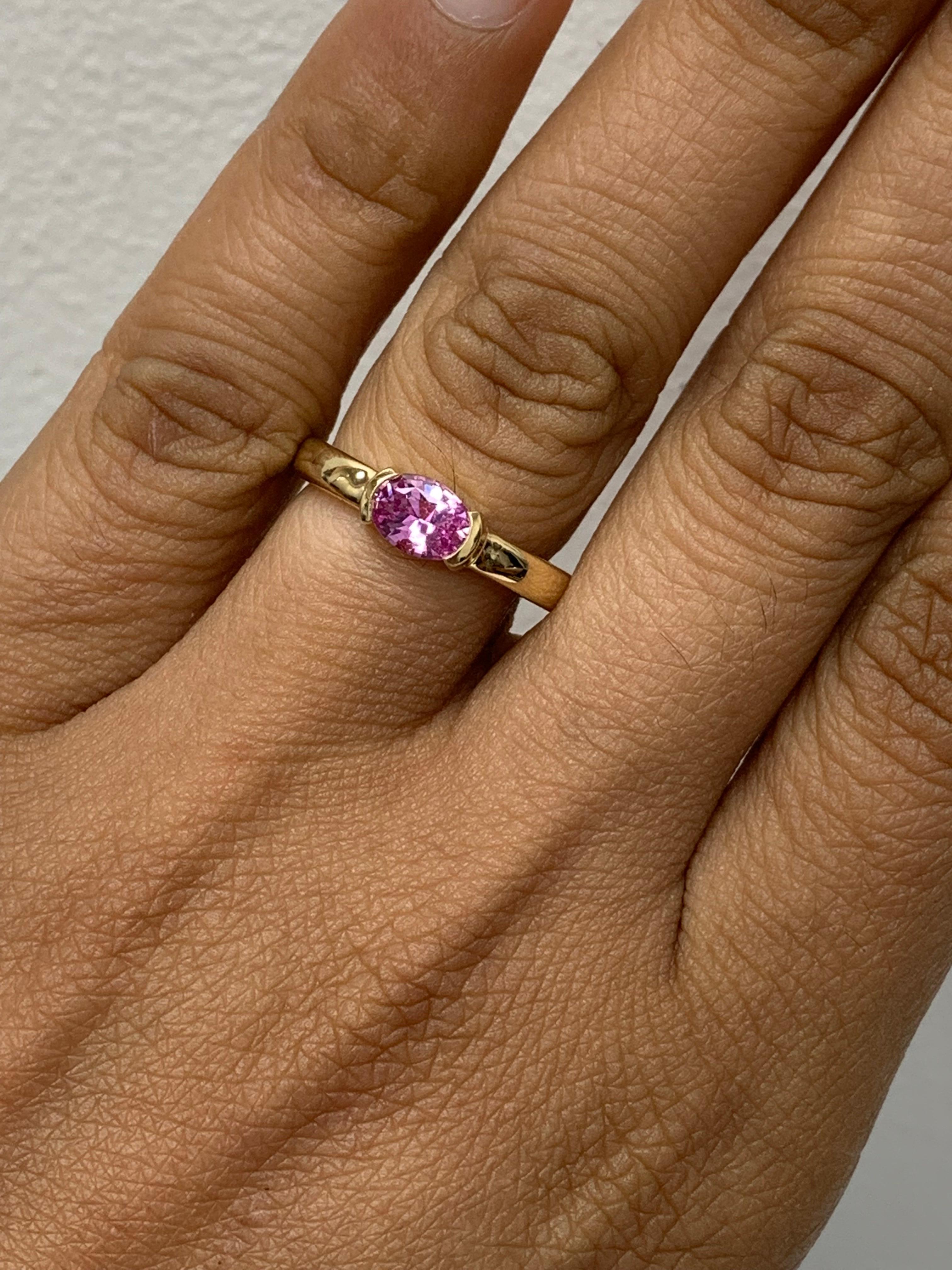 0.73 Carat Oval Cut Pink Sapphire Band Ring in 14K Yellow Gold For Sale 2