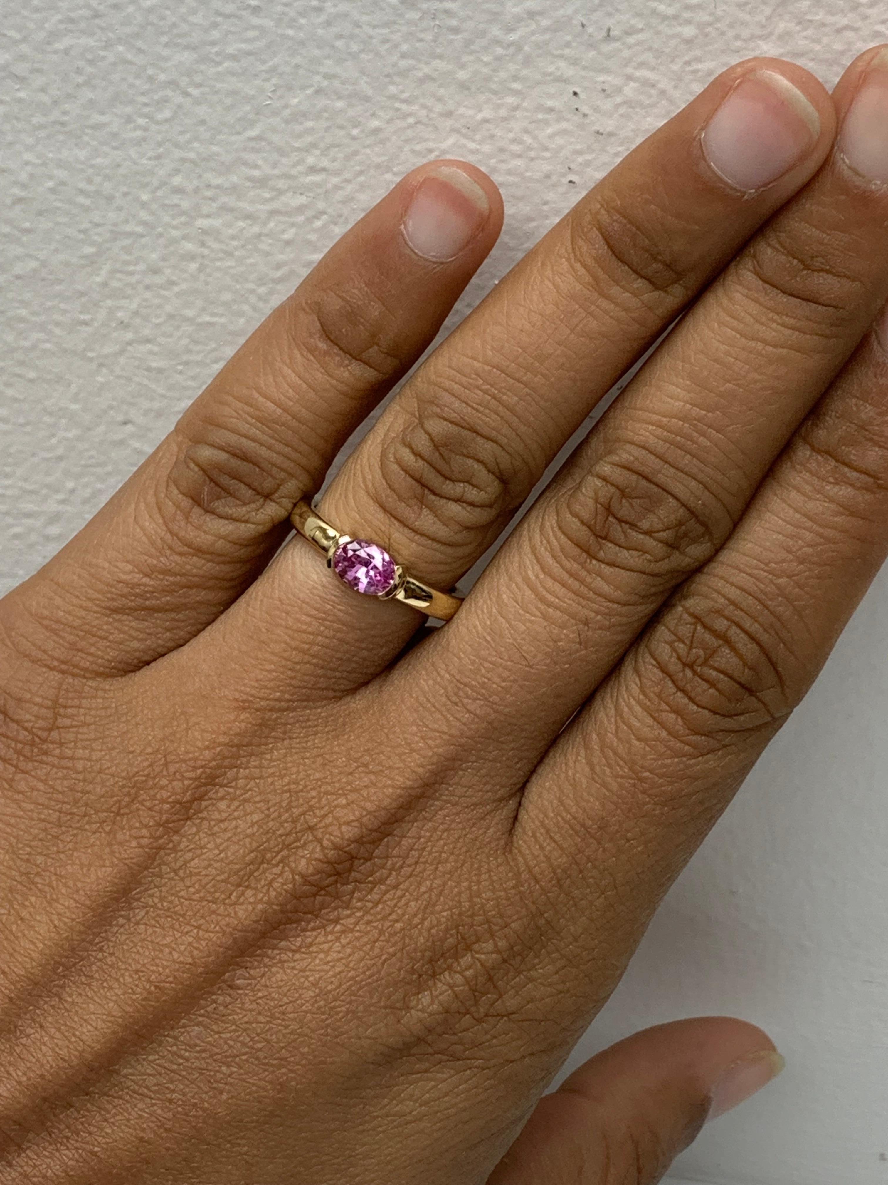 0.73 Carat Oval Cut Pink Sapphire Band Ring in 14K Yellow Gold For Sale 3