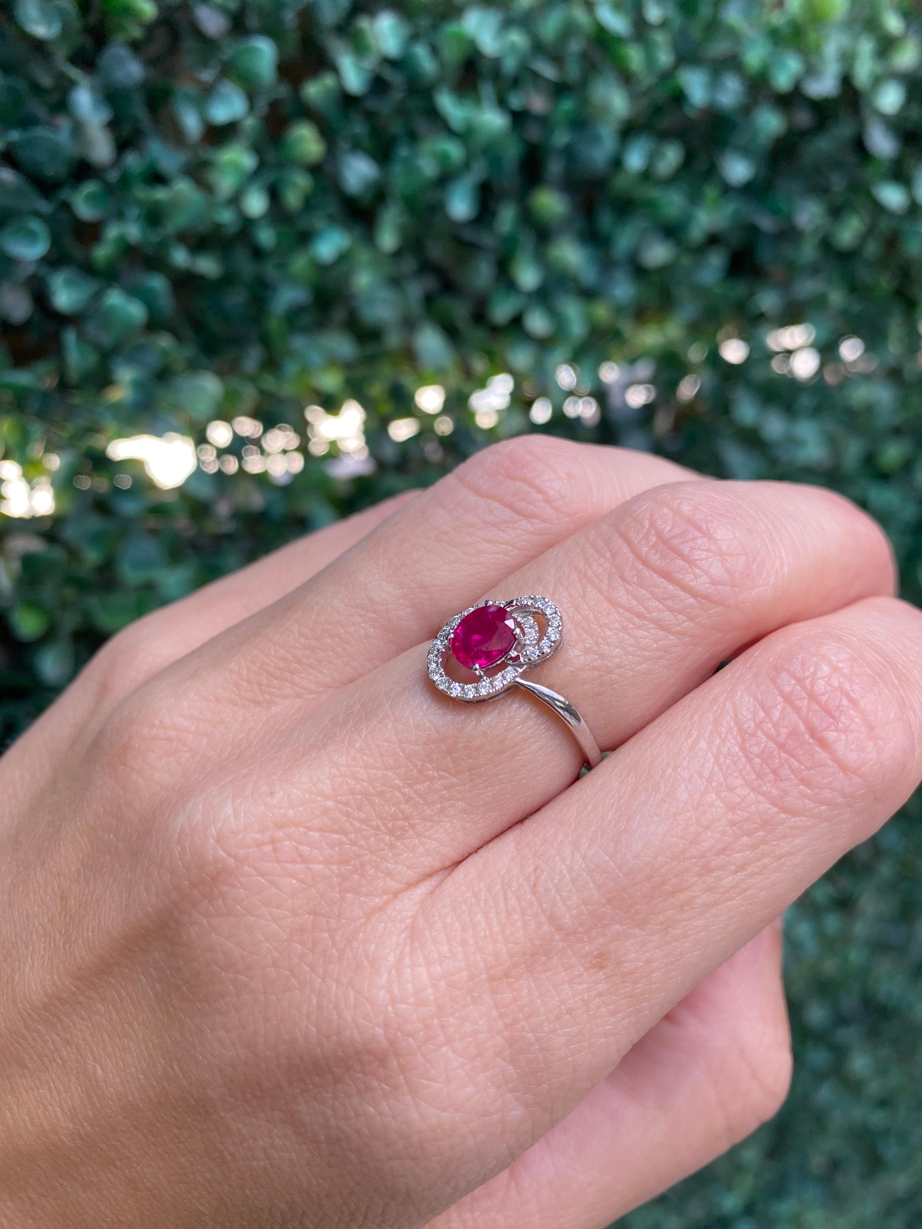 Anello con rubino taglio ovale da 0,73 carati e diamante da 0,17 carati, oro bianco 18 carati in vendita 5