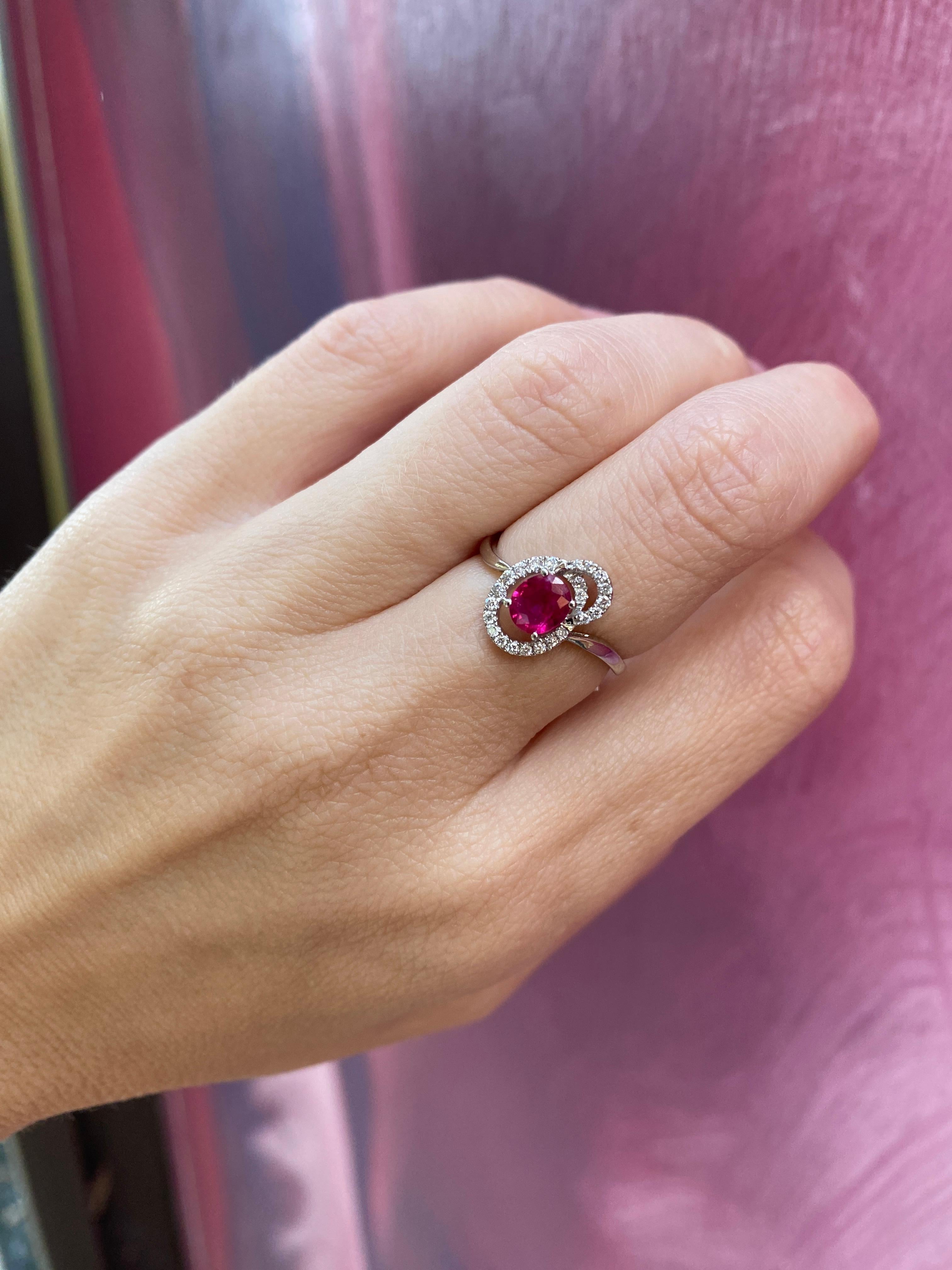 Anello con rubino taglio ovale da 0,73 carati e diamante da 0,17 carati, oro bianco 18 carati in vendita 6
