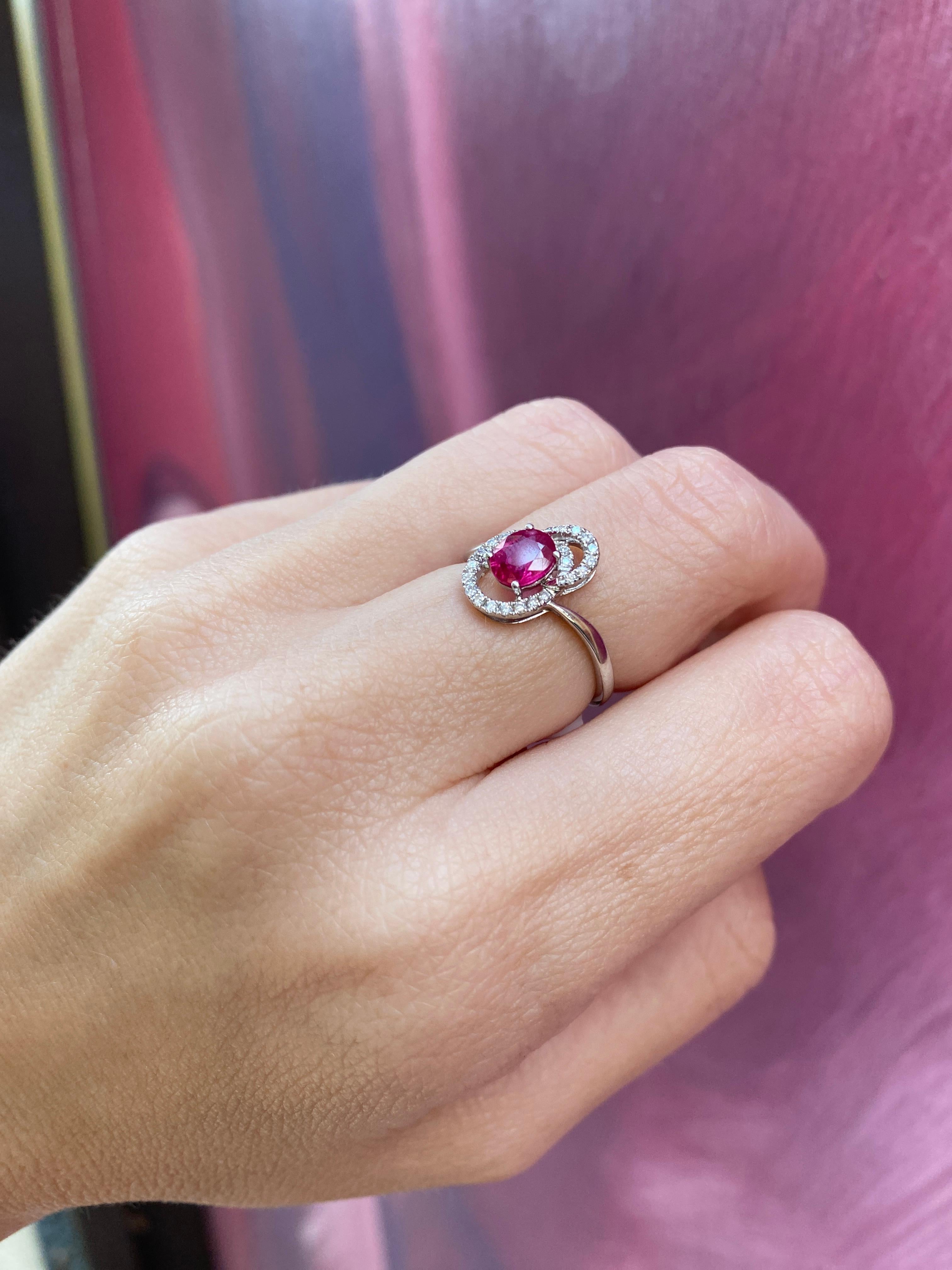 Anello con rubino taglio ovale da 0,73 carati e diamante da 0,17 carati, oro bianco 18 carati in vendita 8