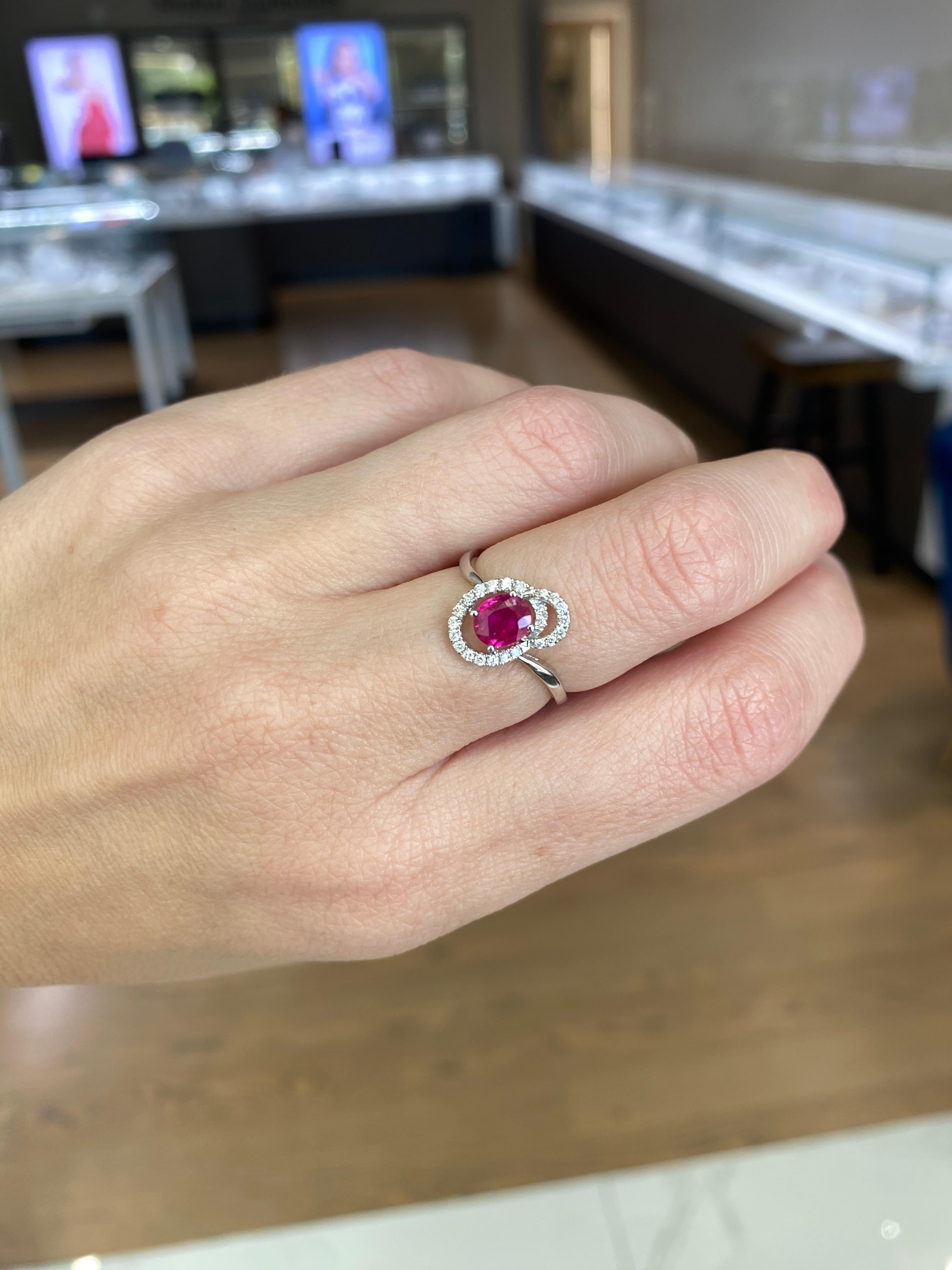Anello con rubino taglio ovale da 0,73 carati e diamante da 0,17 carati, oro bianco 18 carati in vendita 9
