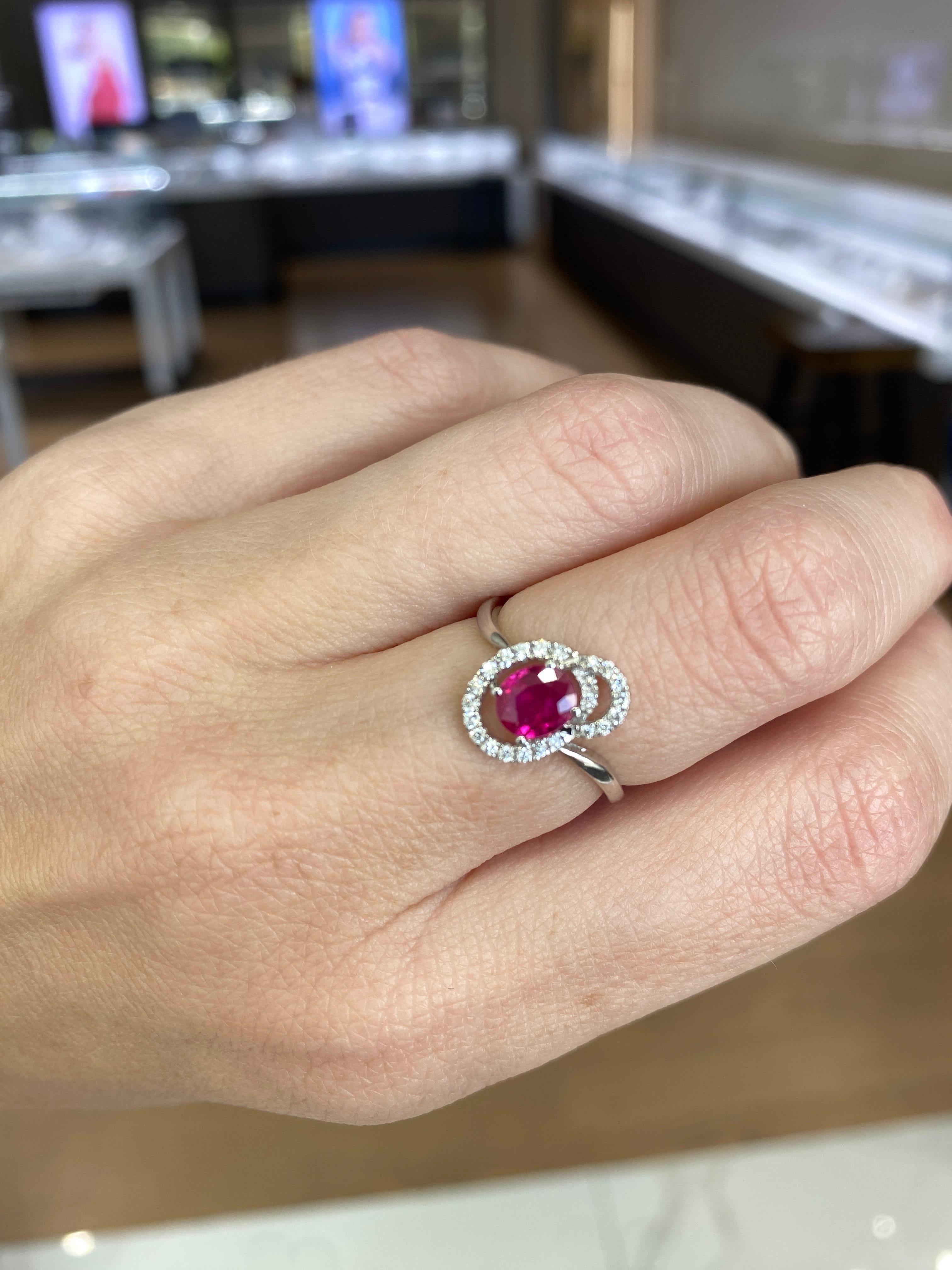 Bague à la mode en or blanc 18 carats avec rubis taille ovale de 0,73 carat et diamants de 0,17 carat en vente 12