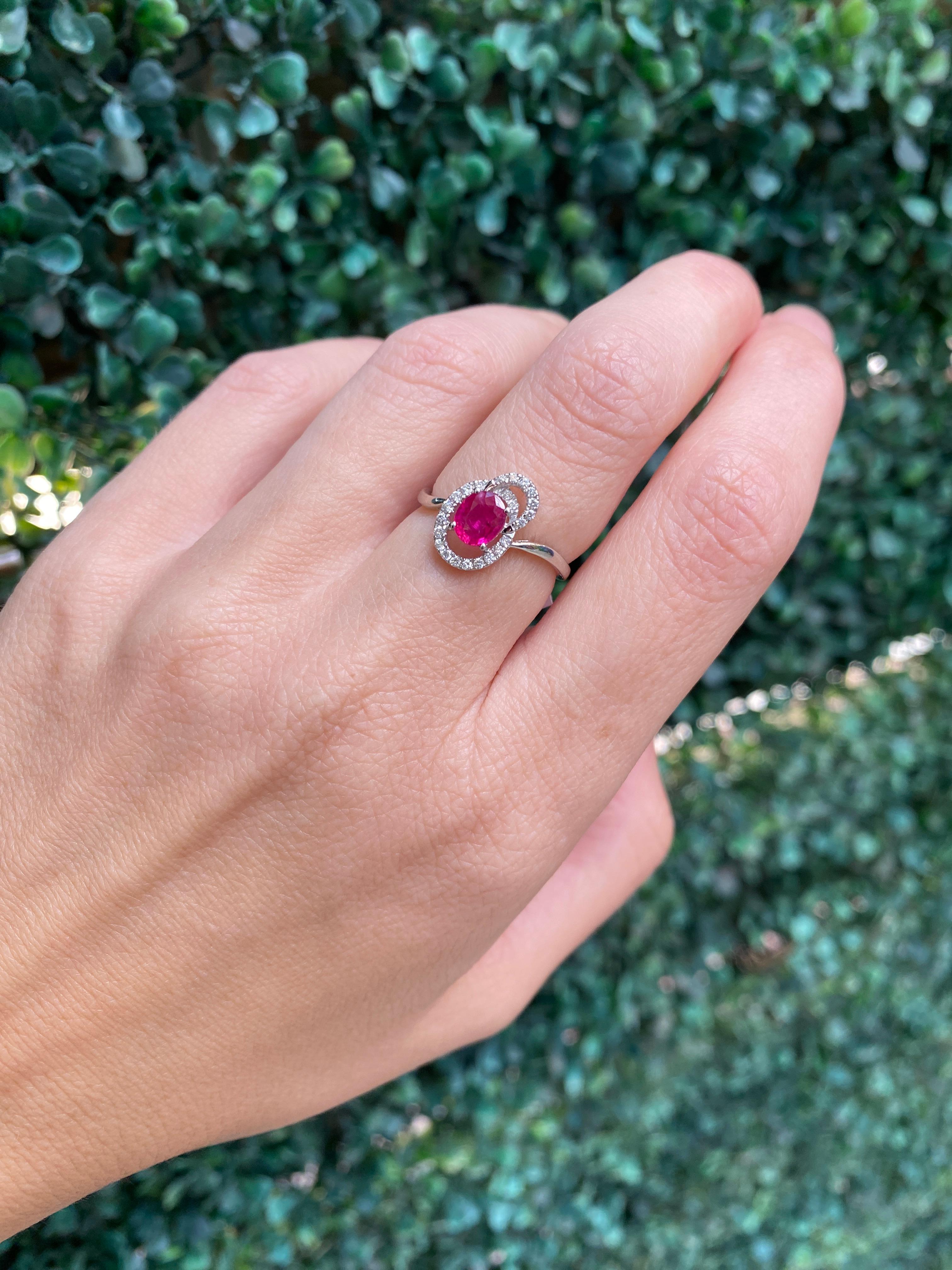 Anello con rubino taglio ovale da 0,73 carati e diamante da 0,17 carati, oro bianco 18 carati in vendita 4