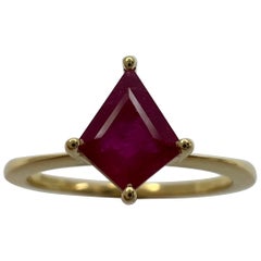 Anello solitario moderno in oro giallo 18 carati da 0,73 carati di rubino rosso rosato con taglio a aquilone
