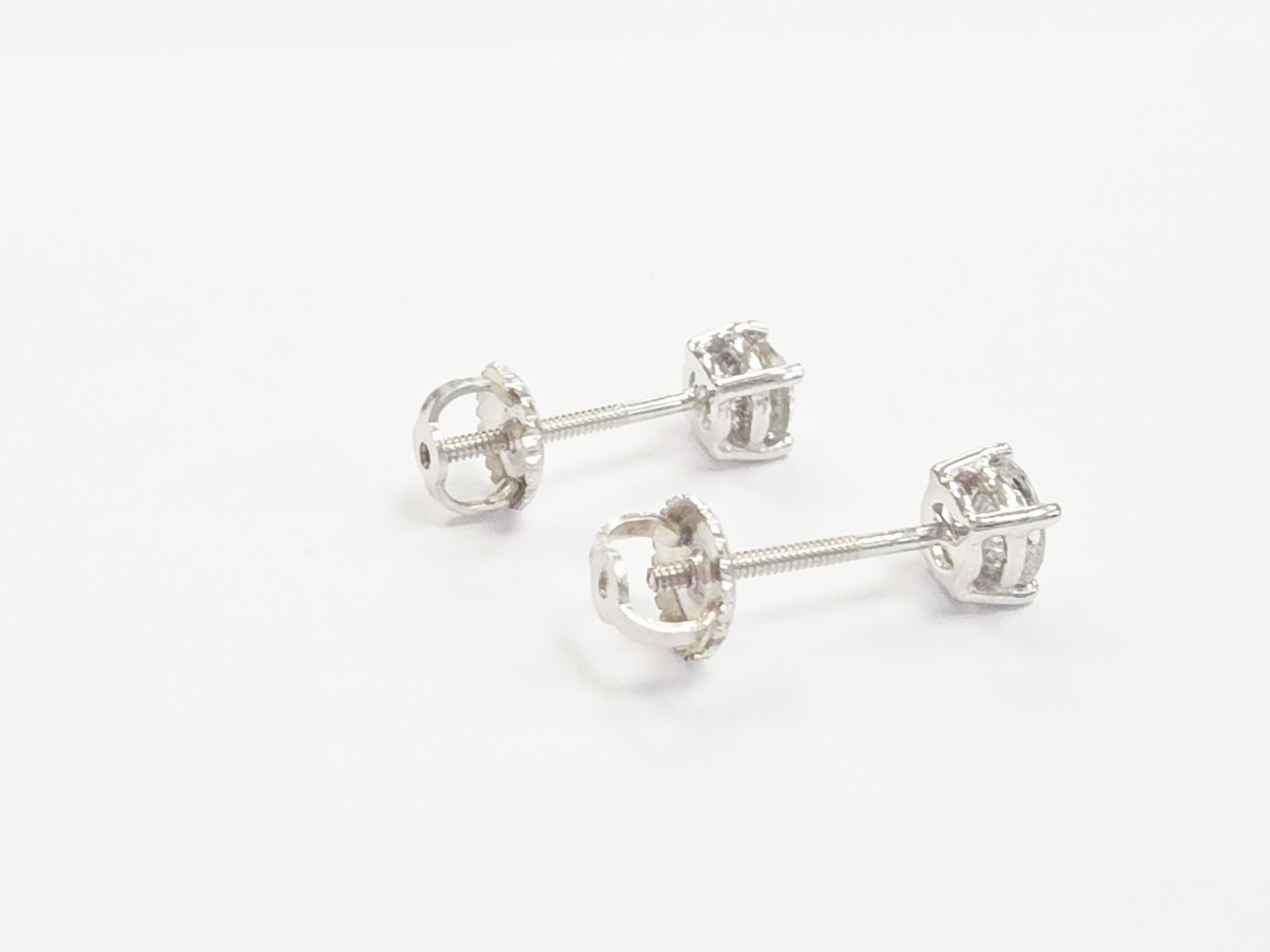 Orecchini con diamanti tondi naturali da 0,73 carati in oro bianco 14K

Aggiungi un'eleganza senza tempo alla tua collezione di gioielli con questi bellissimi orecchini con diamanti naturali da 0,73 carati. Ogni orecchino presenta un diamante