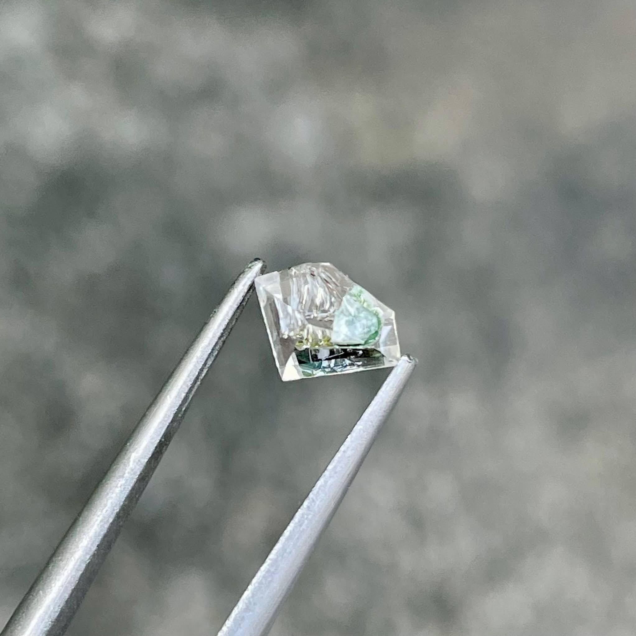 Modern 0.73 carats Petroleum Quartz Stone Faceted Natural Pakistani Gemstone For Sale