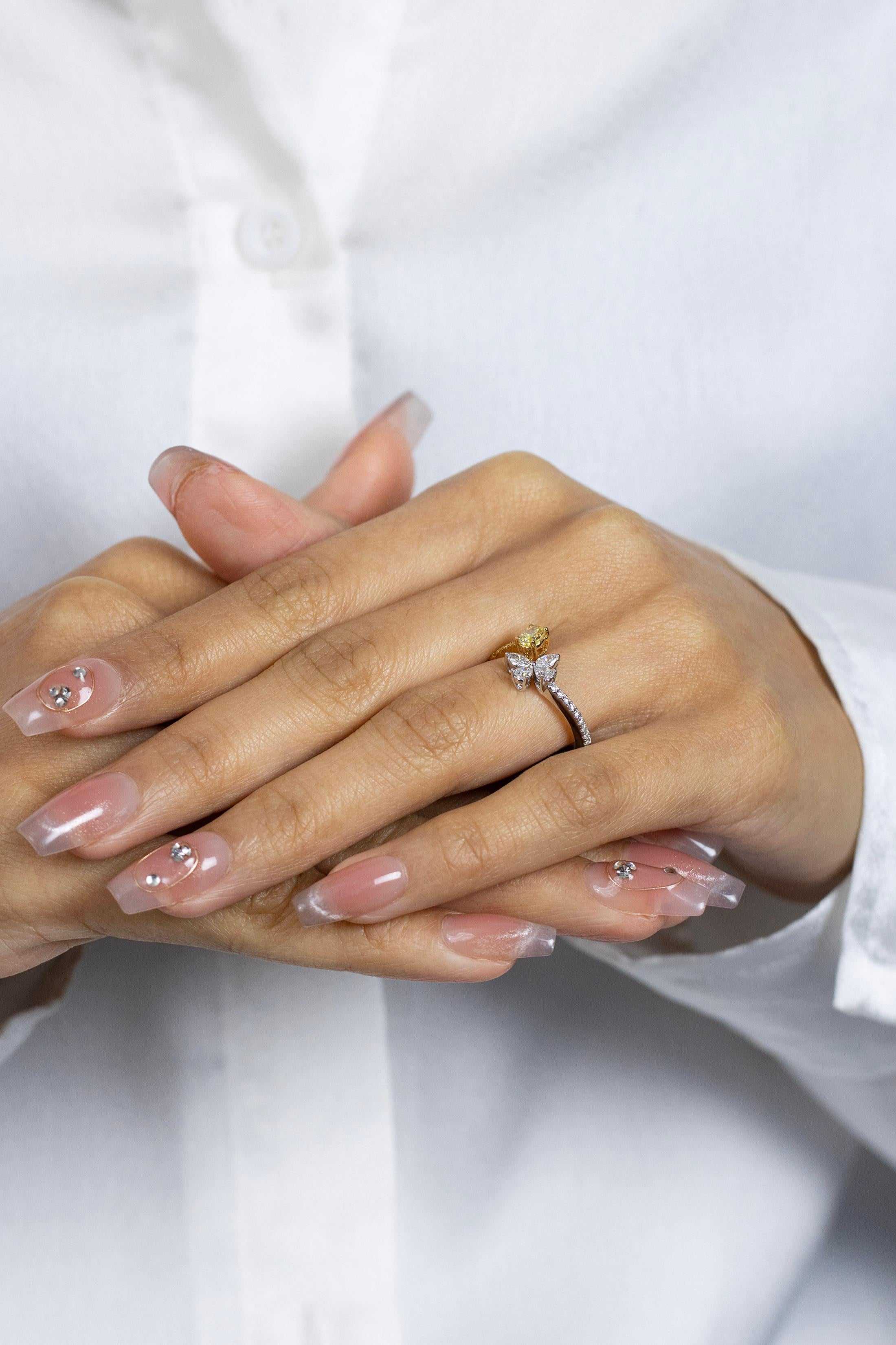 Women's 0.73 Carats Total Mixed Cut Fancy Color & White Diamond Toi et Moi Fashion Ring For Sale