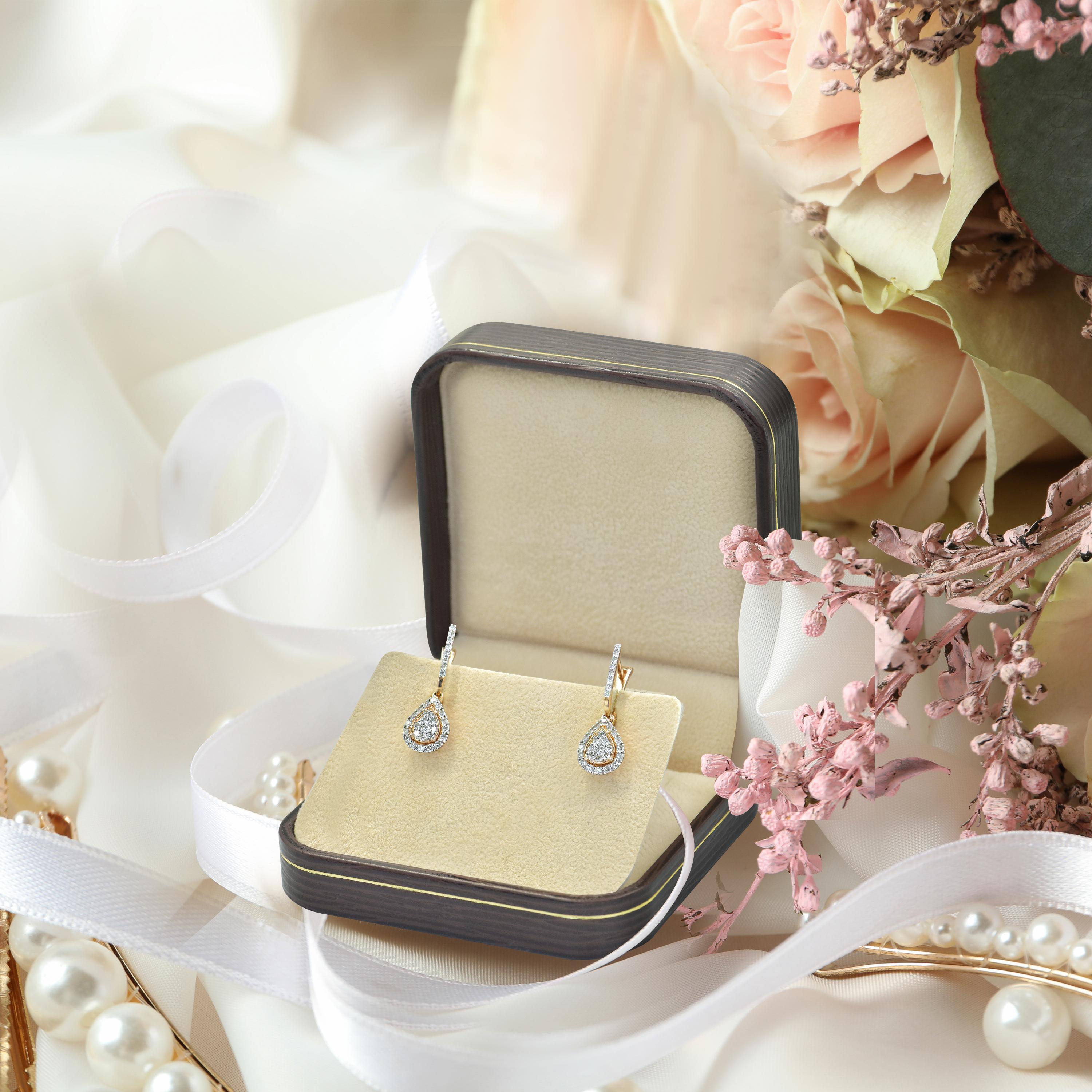 0.73 Carat Diamond Pear Shaped Drop Earrings in 18k Gold For Sale 1