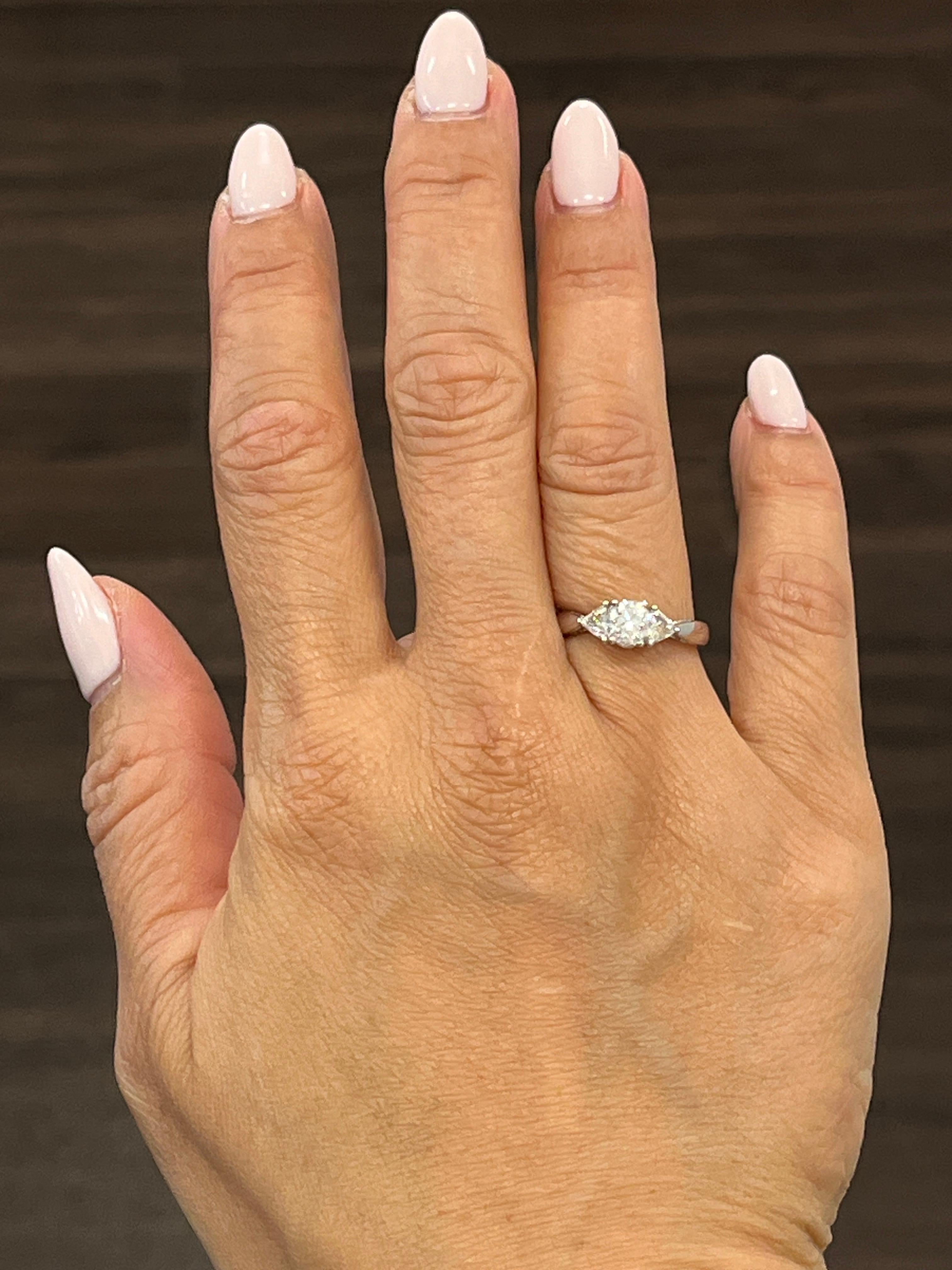 Dieser wunderschöne Ring aus 18 Karat Weißgold enthält einen atemberaubenden runden Diamanten mit einem Gesamtkaratgewicht von 0,73. Die Diamanten haben den Farbgrad F/G und den Reinheitsgrad VS1/VS2, so dass sie in höchster Qualität funkeln. Der