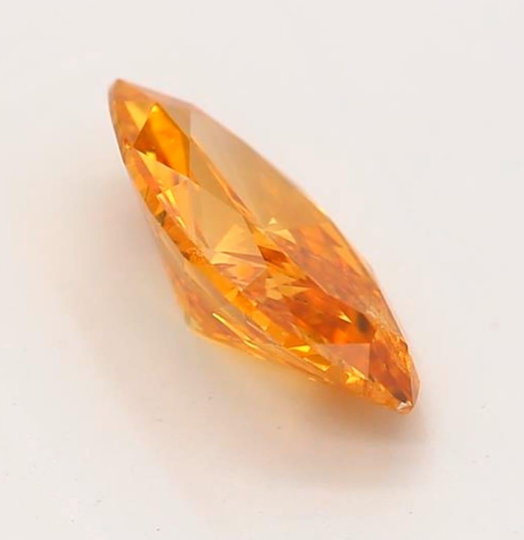 *100% NATÜRLICHE FANCY-DIAMANTEN*

Diamant Details

➛ Form: Marquise
➛ Farbgrad: Fancy Deep Yellow Orange  
➛ Karat: 0,73
➛ Klarheit: I1
➛ GIA zertifiziert 

^MERKMALE DES DIAMANTEN^

Unser tiefgelb-orangefarbener Fancy-Diamant weist einen satten,