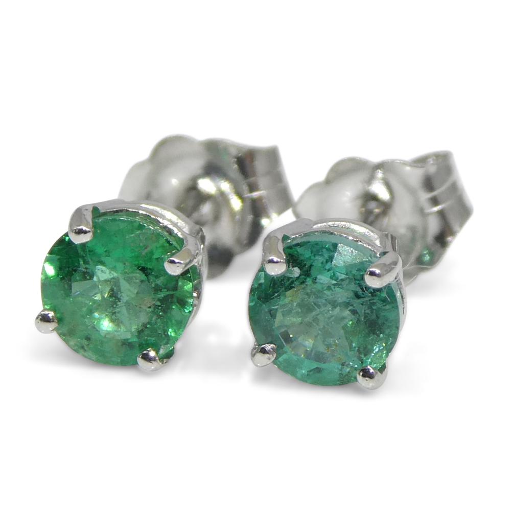 Paire de clous d'oreilles en or blanc 14 carats avec émeraudes vertes rondes de 0,73 carat en vente 4
