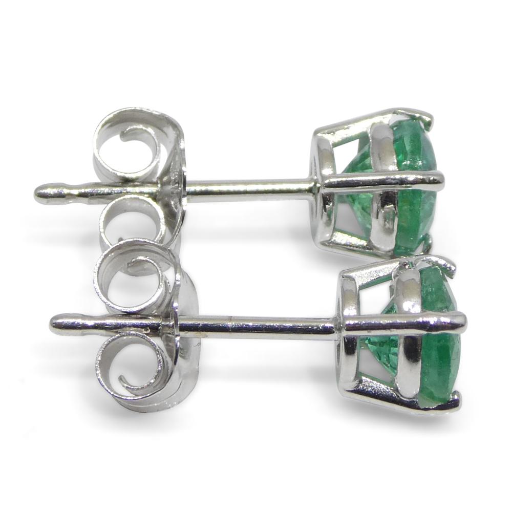 Paire de clous d'oreilles en or blanc 14 carats avec émeraudes vertes rondes de 0,73 carat en vente 5