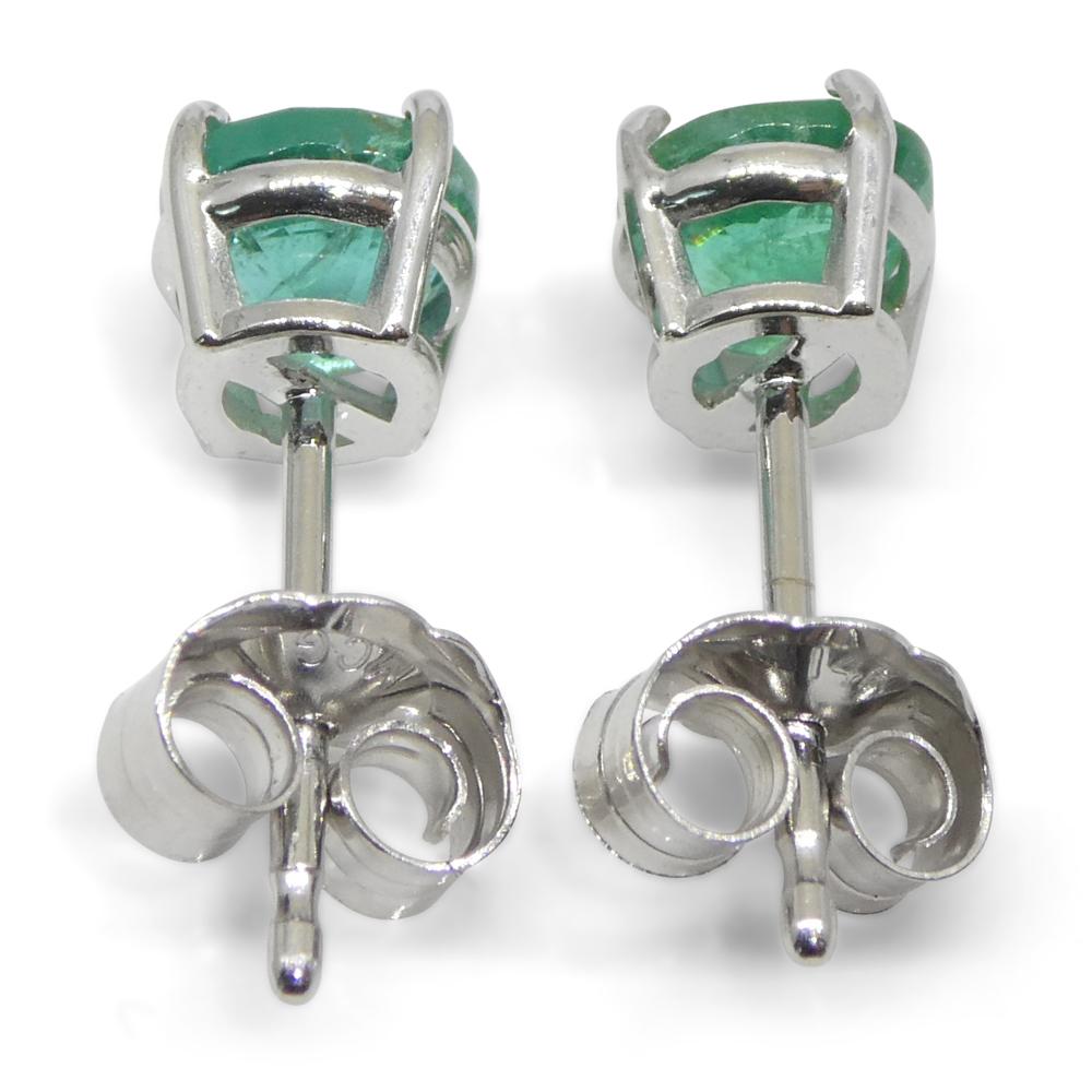 Paire de clous d'oreilles en or blanc 14 carats avec émeraudes vertes rondes de 0,73 carat en vente 6