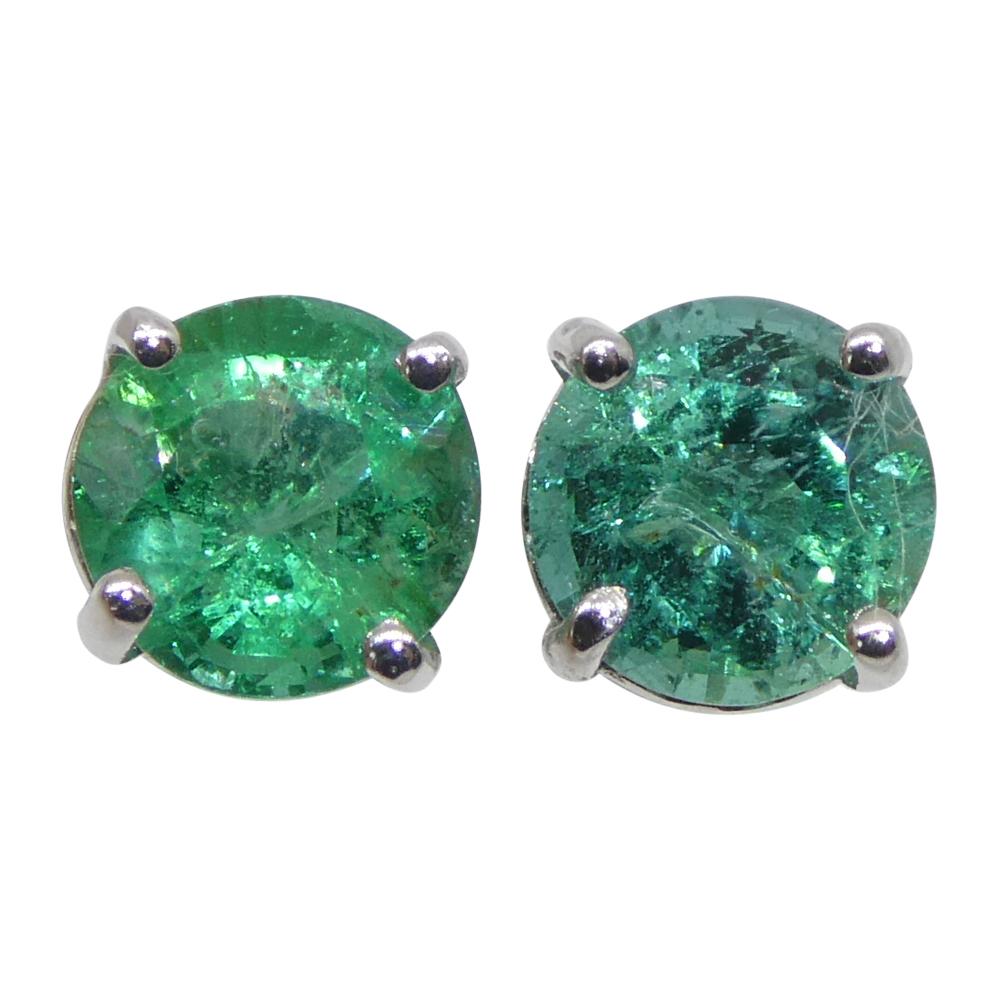 Contemporain Paire de clous d'oreilles en or blanc 14 carats avec émeraudes vertes rondes de 0,73 carat en vente