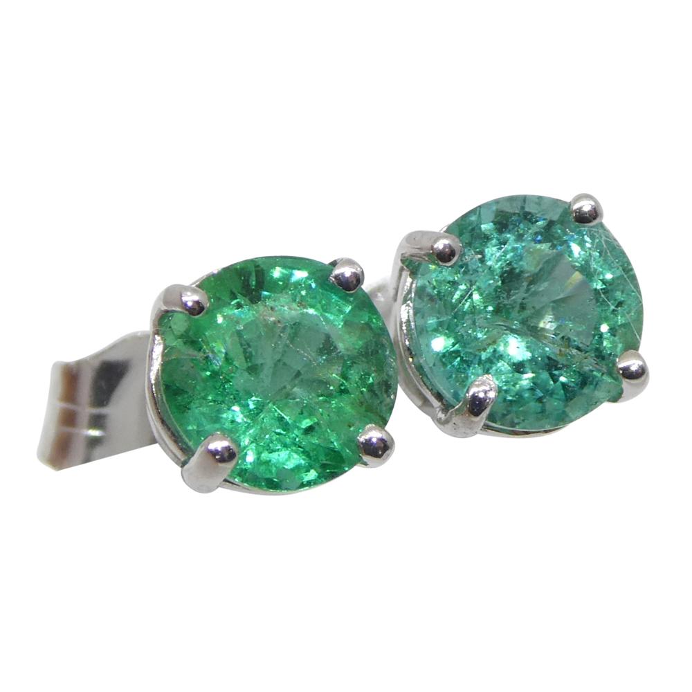 Taille ronde Paire de clous d'oreilles en or blanc 14 carats avec émeraudes vertes rondes de 0,73 carat en vente