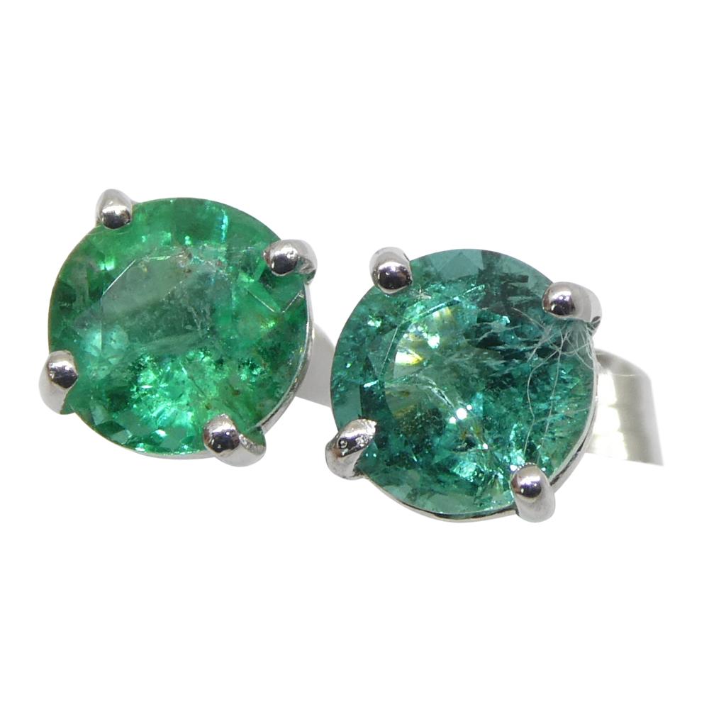 Paire de clous d'oreilles en or blanc 14 carats avec émeraudes vertes rondes de 0,73 carat Neuf - En vente à Toronto, Ontario
