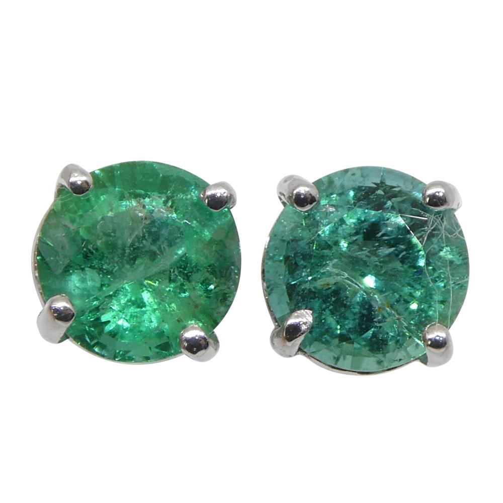 Paire de clous d'oreilles en or blanc 14 carats avec émeraudes vertes rondes de 0,73 carat Unisexe en vente