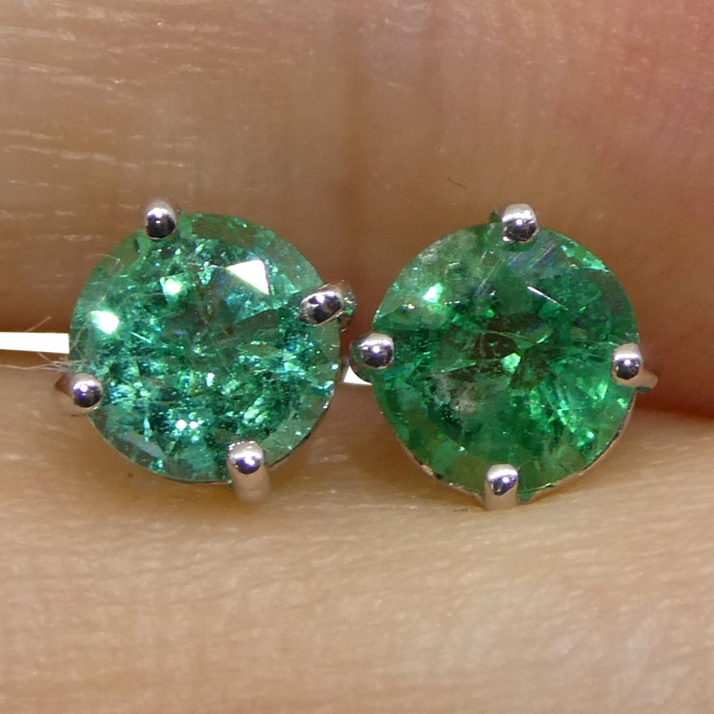 Paire de clous d'oreilles en or blanc 14 carats avec émeraudes vertes rondes de 0,73 carat en vente 1