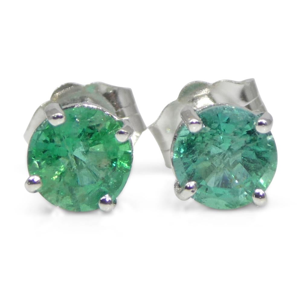 Paire de clous d'oreilles en or blanc 14 carats avec émeraudes vertes rondes de 0,73 carat en vente 2