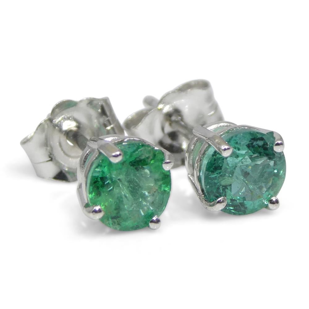 Paire de clous d'oreilles en or blanc 14 carats avec émeraudes vertes rondes de 0,73 carat en vente 3