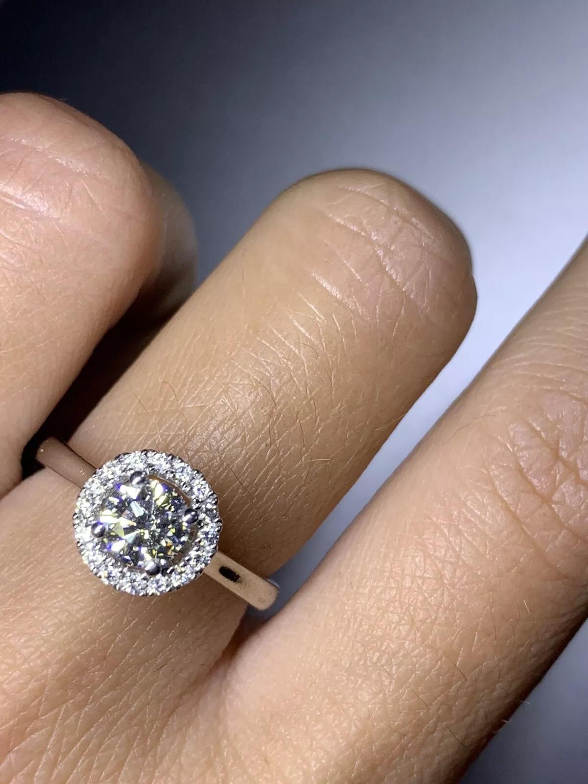 Taglio rotondo 0.73ct Round Brilliant Diamond GIA certif solitaire engagement ring in platinum. in vendita