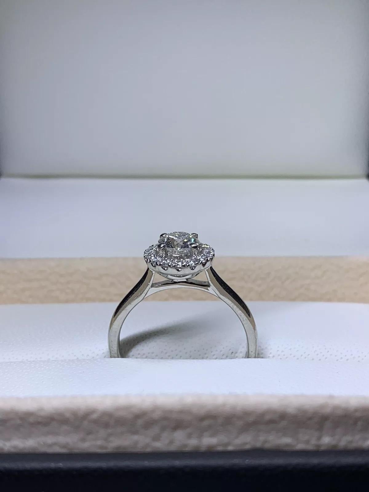 0.73ct Round Brilliant Diamond GIA certif solitaire engagement ring in platinum. In condizioni Nuovo in vendita a London, GB